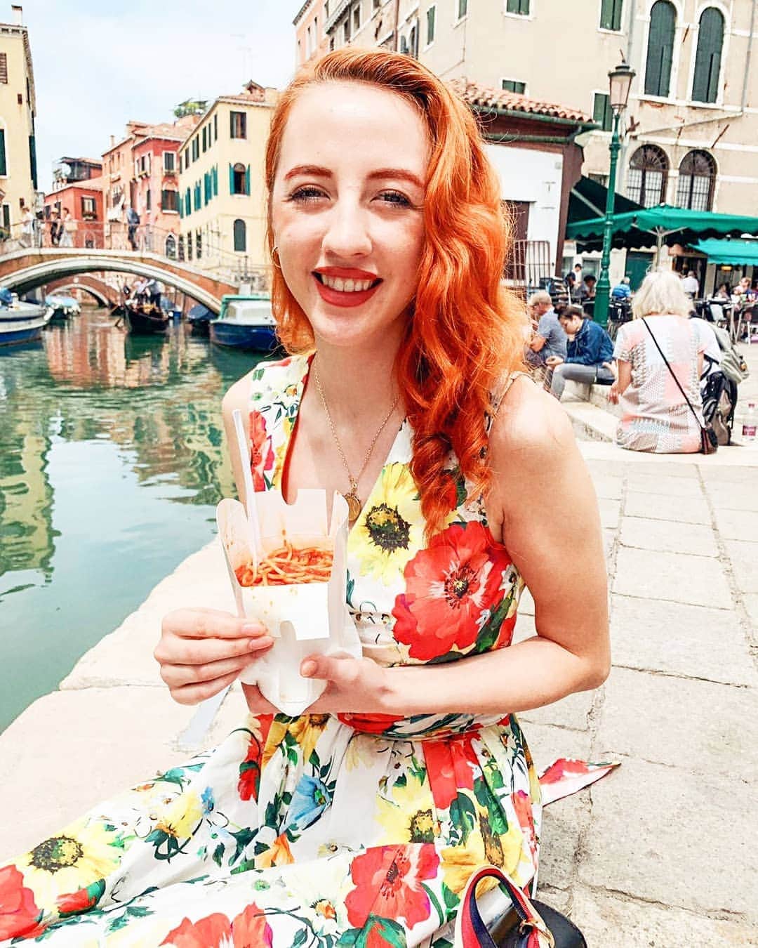 ベッキー・クルーエルのインスタグラム：「takeaway pasta on my 24th birthday in venice 🌹 the most amazing day!! I'll always remember it! I bought this dress from zara especially for it ♡」