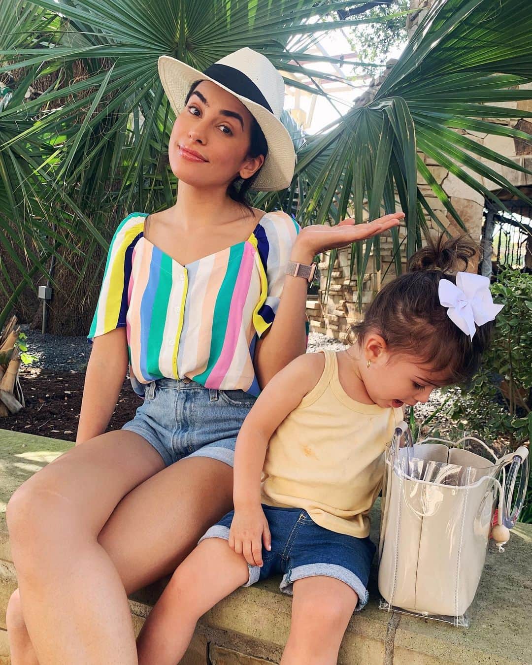 Sazan Hendrixさんのインスタグラム写真 - (Sazan HendrixInstagram)「Inside the mind of teeny and me 🤣👇🏼 teeny: “Mama where are those mints you bought the other day.” Me: “I don’t know baby I think they’re all done.” Teeny: *looks again* “WHAT DO U MEAN THEY’RE ALL DONE.” Me: “......” Teeny: *finds nail file and forgets about the mints* Me: *thinks we’re posing for a cute mommy daughter photo and has no clue she has a nail file in her possession* / Swipe to see it all in action 😂😂 #thisismomlife #thisreallyhappened」8月8日 1時29分 - sazan