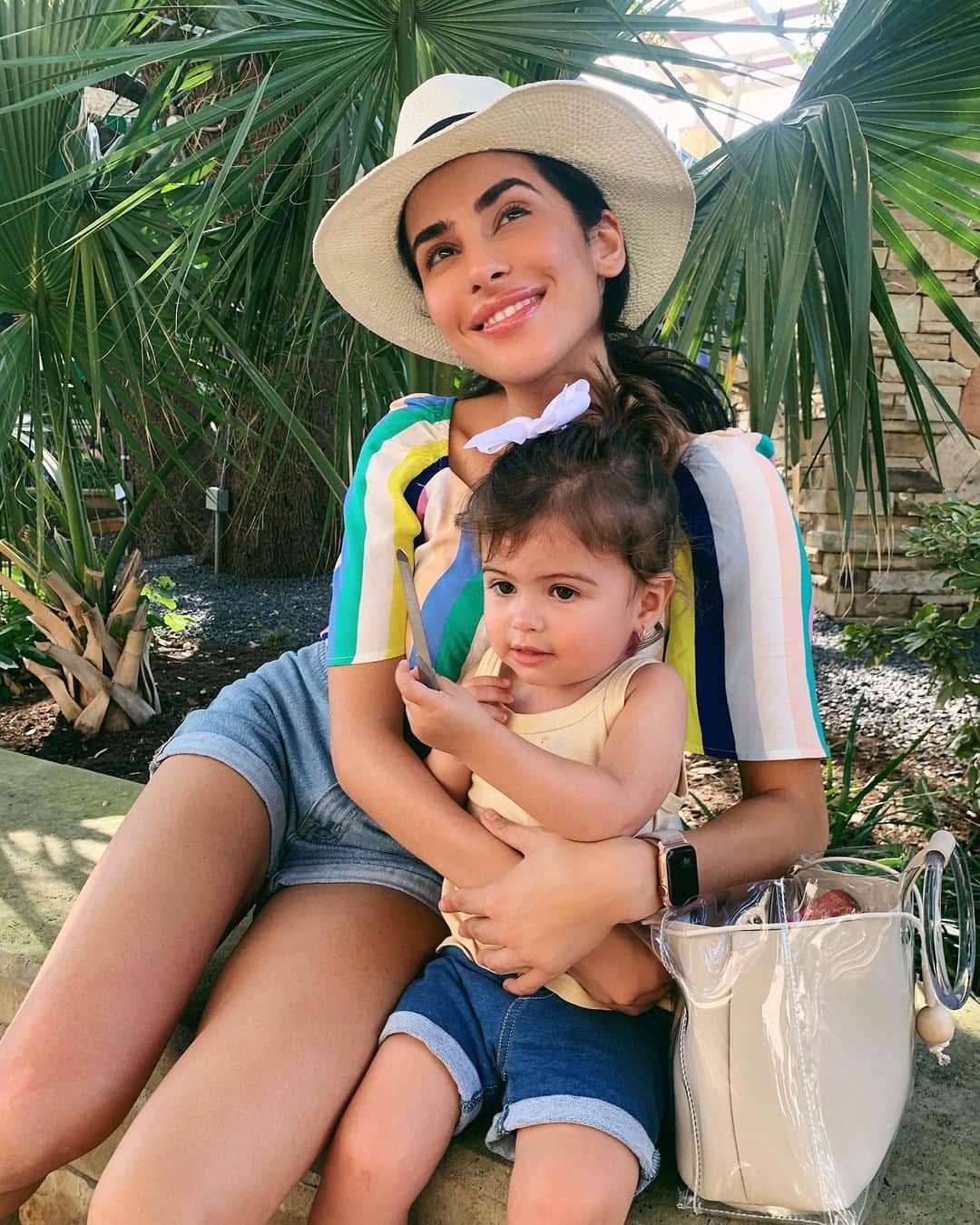 Sazan Hendrixさんのインスタグラム写真 - (Sazan HendrixInstagram)「Inside the mind of teeny and me 🤣👇🏼 teeny: “Mama where are those mints you bought the other day.” Me: “I don’t know baby I think they’re all done.” Teeny: *looks again* “WHAT DO U MEAN THEY’RE ALL DONE.” Me: “......” Teeny: *finds nail file and forgets about the mints* Me: *thinks we’re posing for a cute mommy daughter photo and has no clue she has a nail file in her possession* / Swipe to see it all in action 😂😂 #thisismomlife #thisreallyhappened」8月8日 1時29分 - sazan