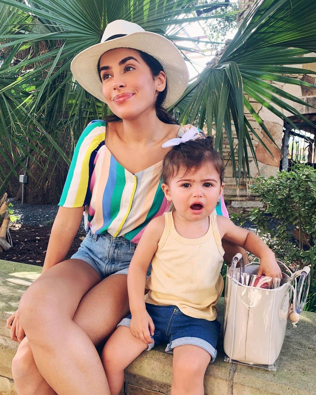 Sazan Hendrixさんのインスタグラム写真 - (Sazan HendrixInstagram)「Inside the mind of teeny and me 🤣👇🏼 teeny: “Mama where are those mints you bought the other day.” Me: “I don’t know baby I think they’re all done.” Teeny: *looks again* “WHAT DO U MEAN THEY’RE ALL DONE.” Me: “......” Teeny: *finds nail file and forgets about the mints* Me: *thinks we’re posing for a cute mommy daughter photo and has no clue she has a nail file in her possession* / Swipe to see it all in action 😂😂 #thisismomlife #thisreallyhappened」8月8日 1時29分 - sazan