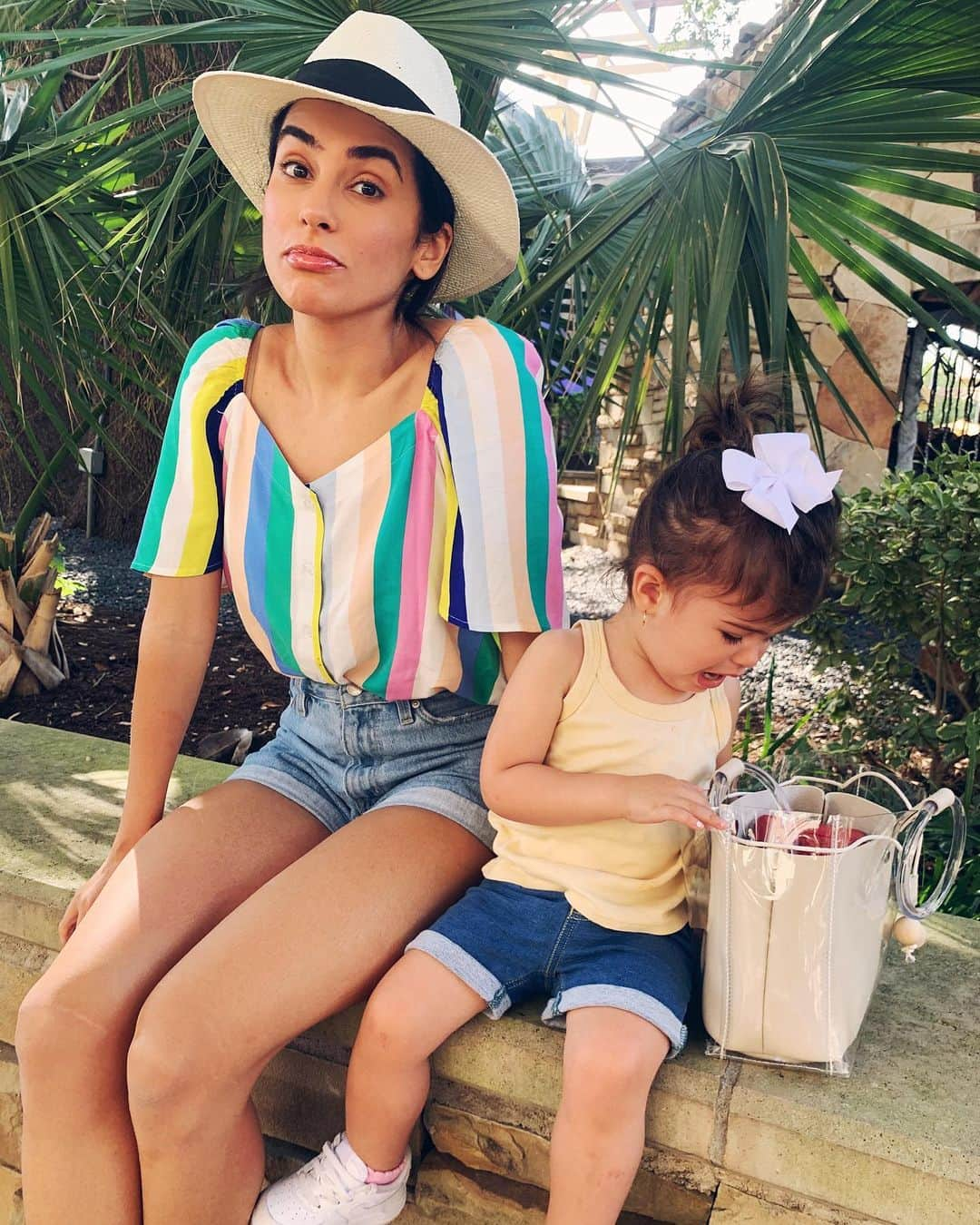 Sazan Hendrixさんのインスタグラム写真 - (Sazan HendrixInstagram)「Inside the mind of teeny and me 🤣👇🏼 teeny: “Mama where are those mints you bought the other day.” Me: “I don’t know baby I think they’re all done.” Teeny: *looks again* “WHAT DO U MEAN THEY’RE ALL DONE.” Me: “......” Teeny: *finds nail file and forgets about the mints* Me: *thinks we’re posing for a cute mommy daughter photo and has no clue she has a nail file in her possession* / Swipe to see it all in action 😂😂 #thisismomlife #thisreallyhappened」8月8日 1時29分 - sazan