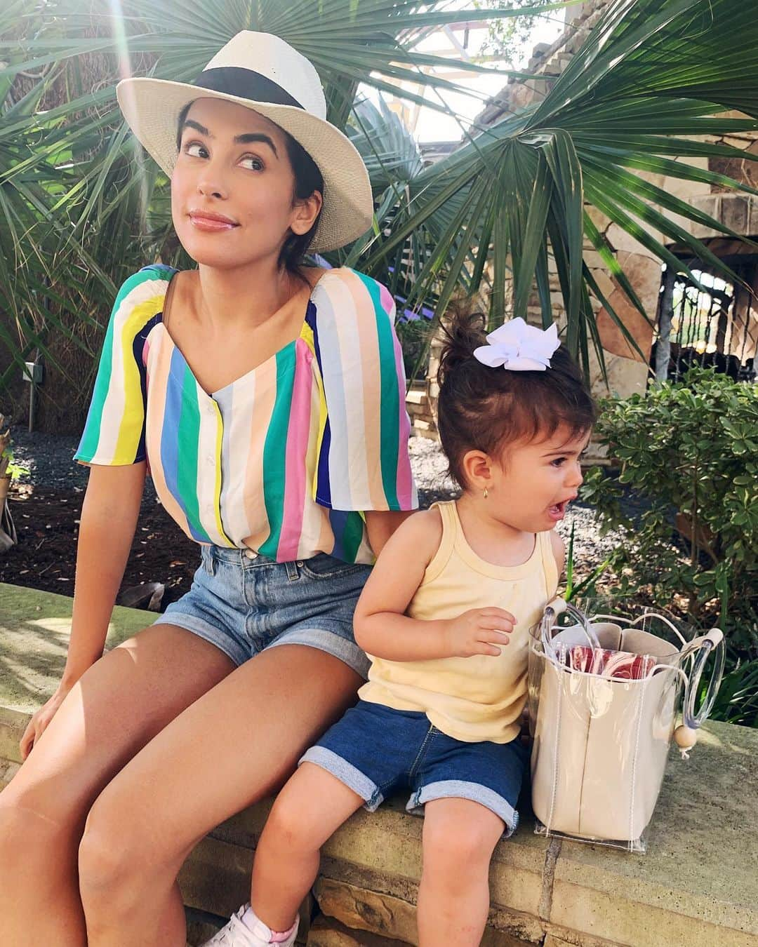 Sazan Hendrixさんのインスタグラム写真 - (Sazan HendrixInstagram)「Inside the mind of teeny and me 🤣👇🏼 teeny: “Mama where are those mints you bought the other day.” Me: “I don’t know baby I think they’re all done.” Teeny: *looks again* “WHAT DO U MEAN THEY’RE ALL DONE.” Me: “......” Teeny: *finds nail file and forgets about the mints* Me: *thinks we’re posing for a cute mommy daughter photo and has no clue she has a nail file in her possession* / Swipe to see it all in action 😂😂 #thisismomlife #thisreallyhappened」8月8日 1時29分 - sazan