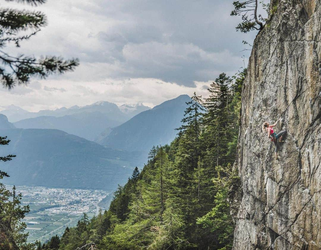 マチルダ・セーデルルンドさんのインスタグラム写真 - (マチルダ・セーデルルンドInstagram)「My 🇨🇭 trip continues, this week I’m in the Martigny area climbing with my good friend @nilsfavre 😊 Yesterday was a big day,  first we climbed all day on the gem 💎 pictured here in a bit of rain and humidity 😅then we hit the gym for a nice bouldering + conditioning session. A solid 12 hours of climbing and training. Resting today 🥵🤪 photos by @emmasvenssonphoto ❤️」8月8日 1時29分 - matilda_soderlund