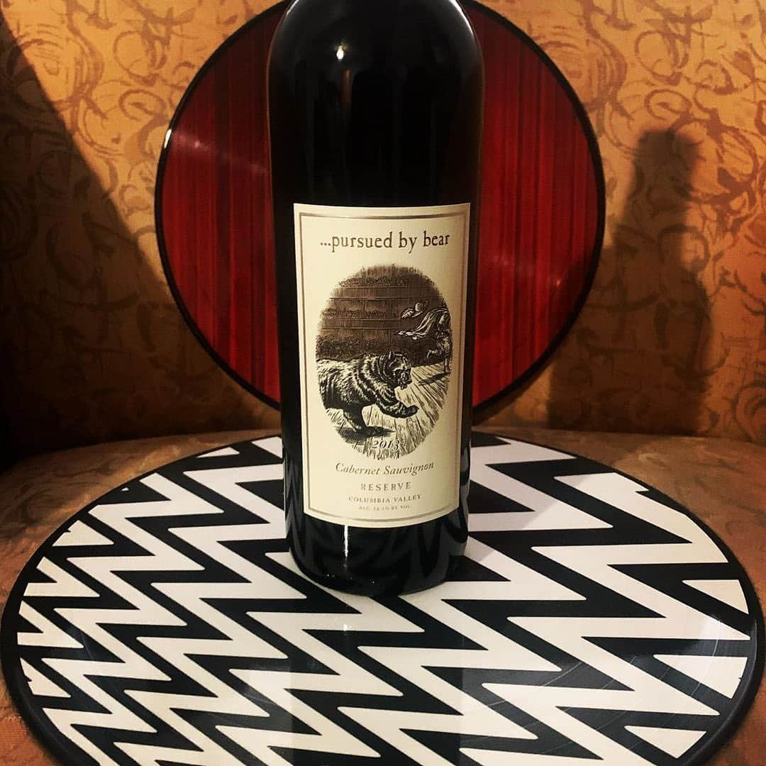 カイル・マクラクランさんのインスタグラム写真 - (カイル・マクラクランInstagram)「Don’t let this #PursuedByBearWine get stuck in the Red Room for over 25 years! #WineWednesday ⁣⁣ ⁣⁣ 📷: @tonyjgreco」8月8日 1時30分 - kyle_maclachlan