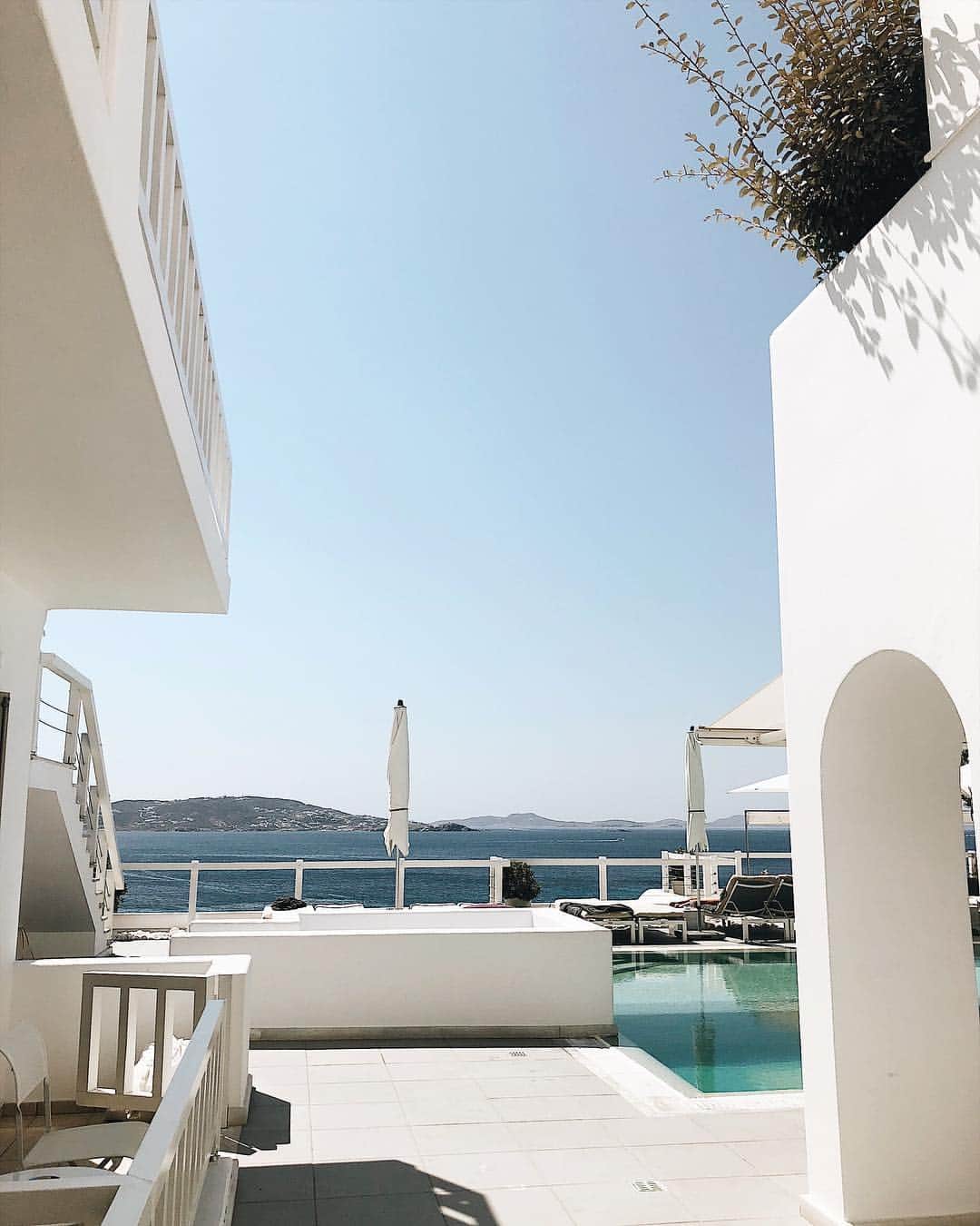 Bianca Ingrossoさんのインスタグラム写真 - (Bianca IngrossoInstagram)「Throwback to beautiful Mykonos 💙 What’s your favorite vacation destination?」8月8日 1時32分 - biancaingrosso
