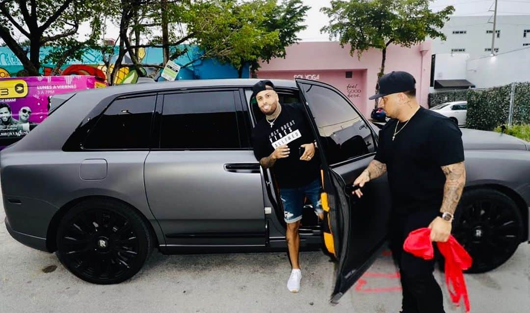 NICKY JAMさんのインスタグラム写真 - (NICKY JAMInstagram)「Holis 😂😂😂 🖤」8月8日 1時36分 - nickyjam