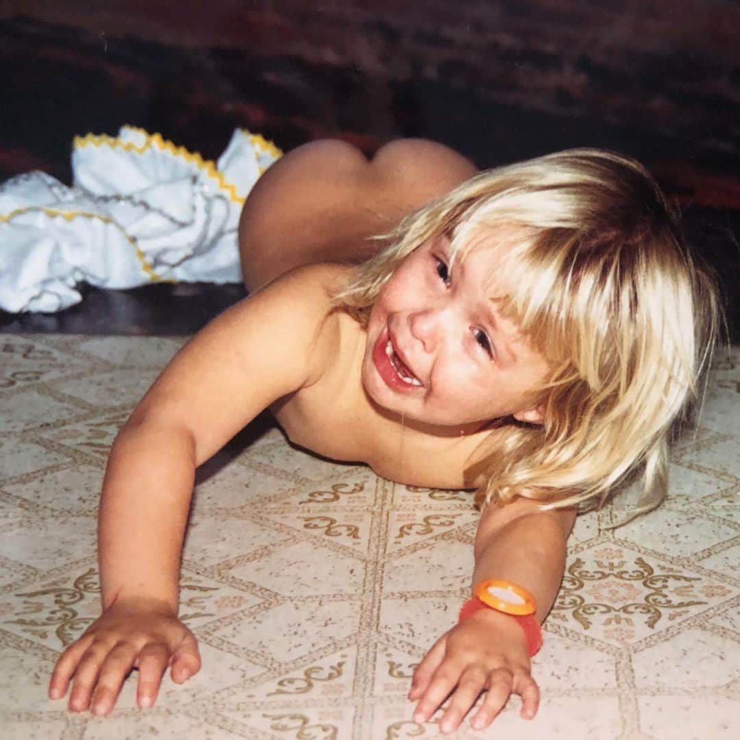 ロンダ・ラウジーさんのインスタグラム写真 - (ロンダ・ラウジーInstagram)「My mom @annmaria7gen found this old picture of me - this basically sums up the next 30 years to come - me naked and crying on the floor 😂 #imstrugglinghere」8月8日 1時37分 - rondarousey