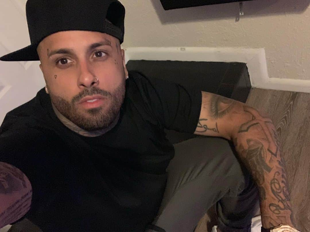 NICKY JAMさんのインスタグラム写真 - (NICKY JAMInstagram)「Yo buscando la. Cámara 😂🤣😂」8月8日 1時50分 - nickyjam