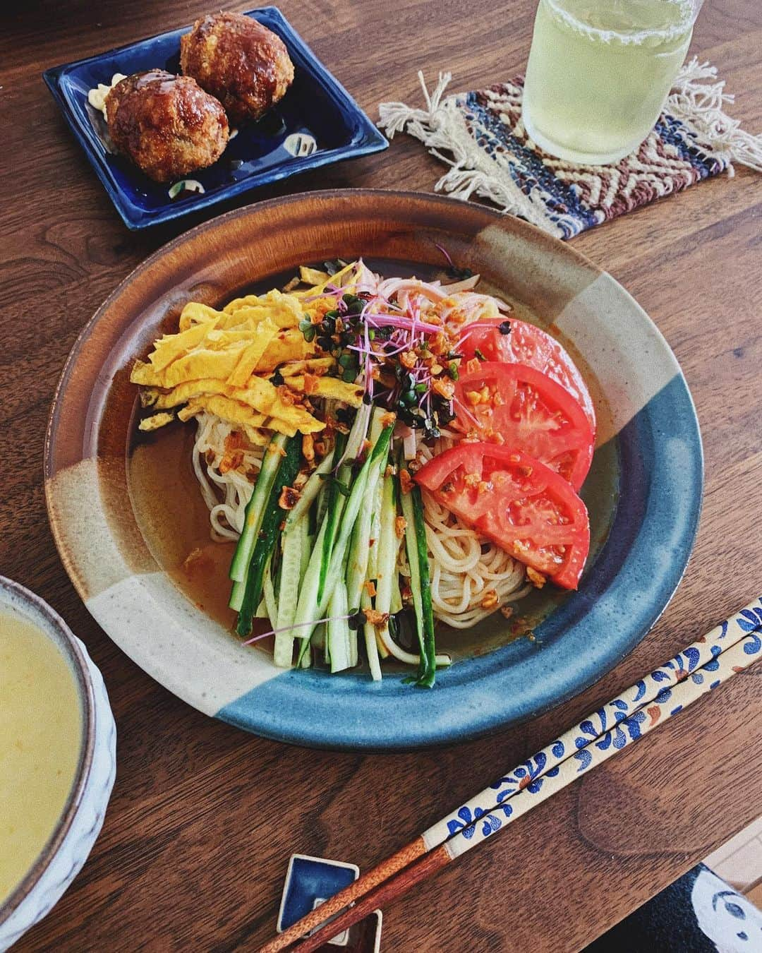 有末麻祐子さんのインスタグラム写真 - (有末麻祐子Instagram)「冷やし中華始まってます🤪 夏の冷やし中華大好き〜🥺 少しアレンジでタレに食べるラー油を入れるのが好き🤪 佐々木さん @rokuroboys  のお皿が 冷やし中華に合いますな！ #麻祐子飯」8月8日 1時45分 - mayukoarisue