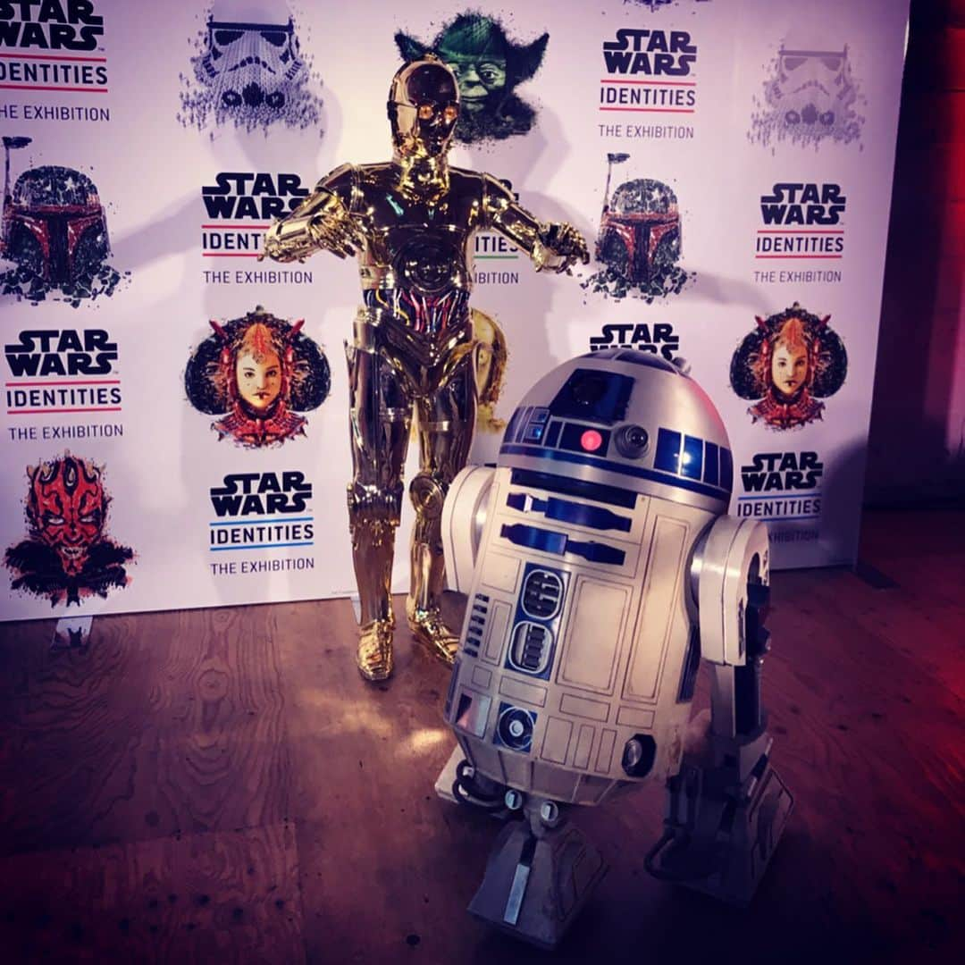 柏木美里さんのインスタグラム写真 - (柏木美里Instagram)「明日から始まるスターウォーズの展覧会STAR WARS Identitiesに行ってきました😽 スターウォーズはあまり詳しくないけど、(4,5しか見てない💦)ボリューム満点で楽しめましたよ✨✨ セレモニー会場では、フラフラ〜ってどっか行っちゃうR2-D2をC-3POが追っかけてく場面も（笑）  展覧会は来年までやっているみたいなので、スターウォーズファンは是非に〜❗️ #スターウォーズ #starwars #tokyolife #starwarsidentities」8月8日 1時46分 - misato_kashiwagi