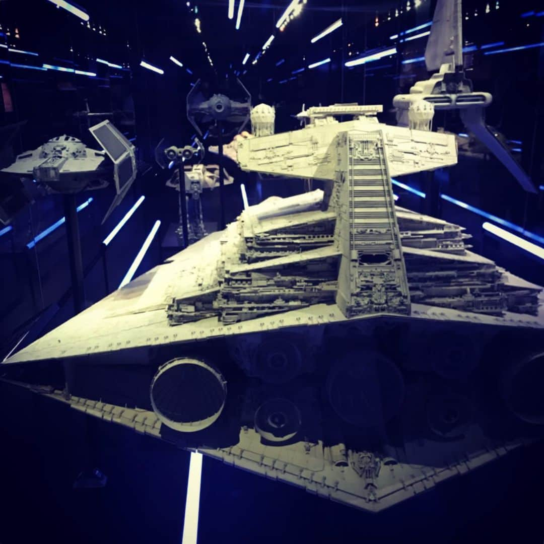 柏木美里さんのインスタグラム写真 - (柏木美里Instagram)「明日から始まるスターウォーズの展覧会STAR WARS Identitiesに行ってきました😽 スターウォーズはあまり詳しくないけど、(4,5しか見てない💦)ボリューム満点で楽しめましたよ✨✨ セレモニー会場では、フラフラ〜ってどっか行っちゃうR2-D2をC-3POが追っかけてく場面も（笑）  展覧会は来年までやっているみたいなので、スターウォーズファンは是非に〜❗️ #スターウォーズ #starwars #tokyolife #starwarsidentities」8月8日 1時46分 - misato_kashiwagi