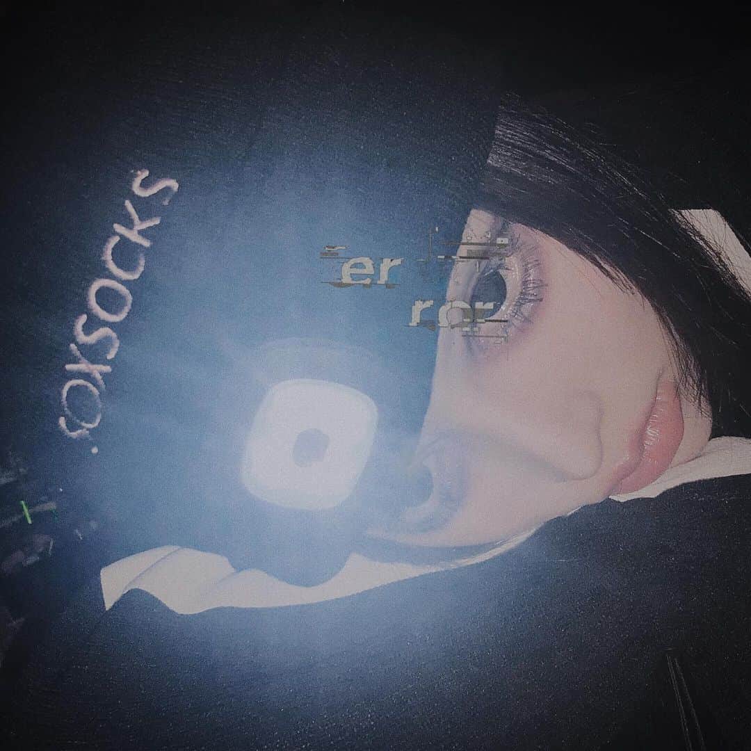 chiiiiiのインスタグラム：「光るニット帽手に入れた🧢💡 三段階点滅かわうい。」