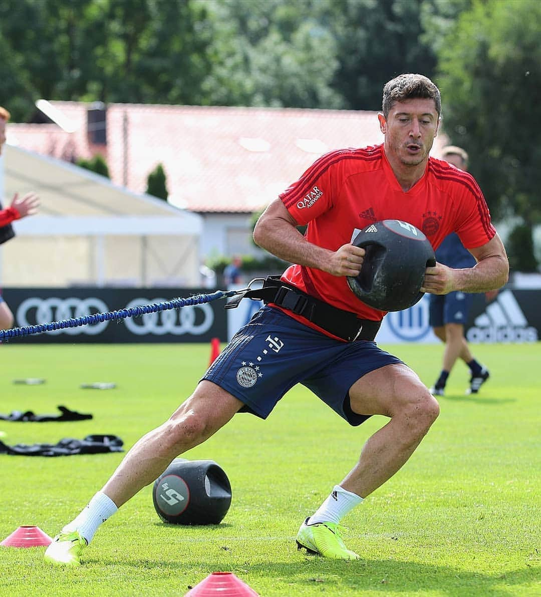 ロベルト・レヴァンドフスキさんのインスタグラム写真 - (ロベルト・レヴァンドフスキInstagram)「Work🔥⚽🏋️‍♂️🏃‍♂️ @fcbayern」8月8日 1時54分 - _rl9