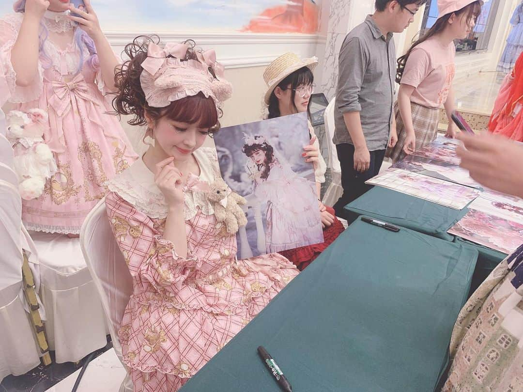 青木美沙子さんのインスタグラム写真 - (青木美沙子Instagram)「揚州でのイベント無事終了しました💓サイン会やトークショーなど色々楽しかったです💓美沙子きっかけでロリータファッションをはじめたという方もいて長年ロリータファッションをやっていてよかったと実感しました！まだまだ中国ツアーは続きます❣️ 頑張ります💓 #ピンクハウス #揚州」8月8日 1時54分 - misakoaoki