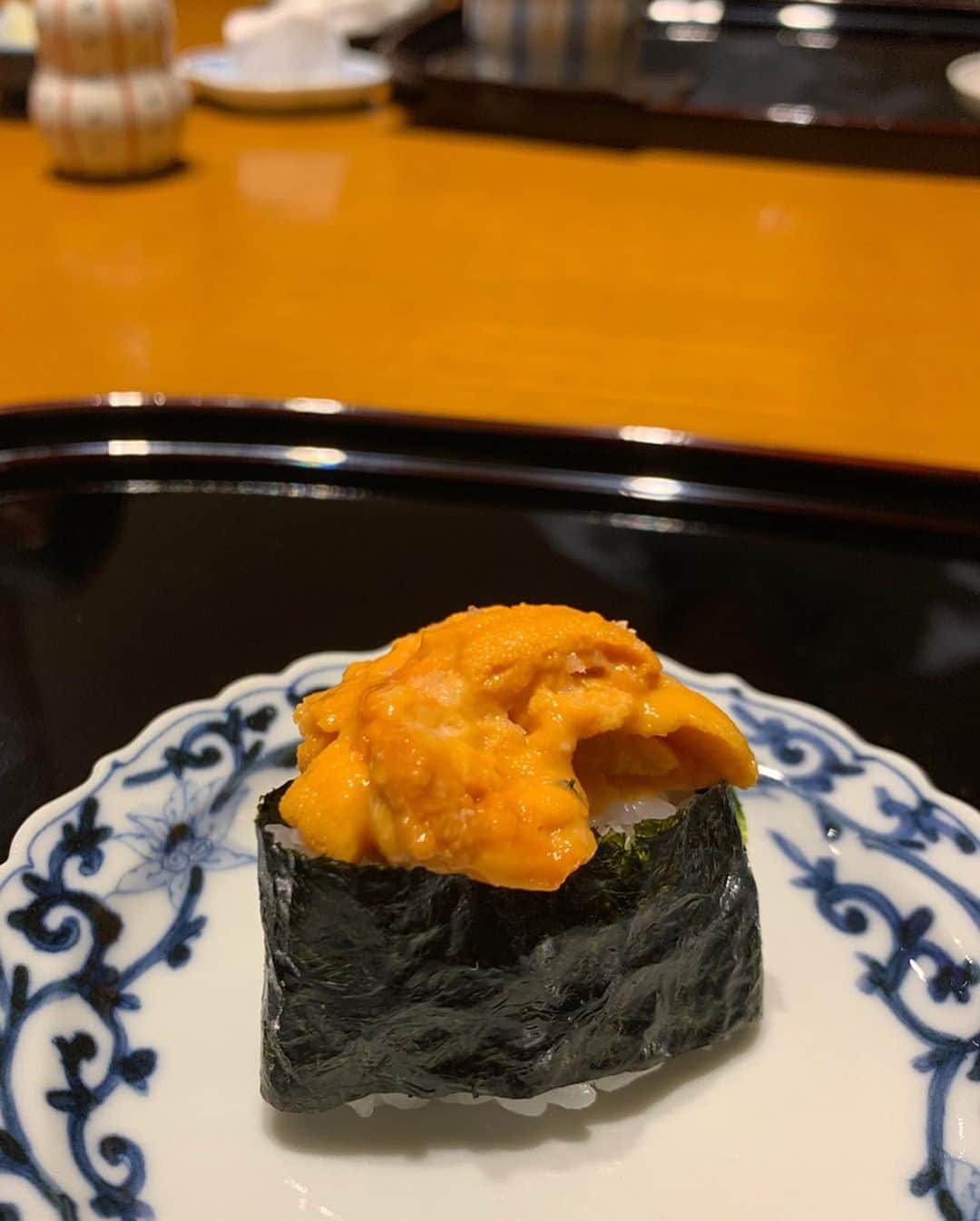 陽菜えみるさんのインスタグラム写真 - (陽菜えみるInstagram)「. 弾丸金沢🐟🍣 . . 大好きな鮨を食べに金沢へ😋 食べるのは一瞬で お腹に吸い込まれていきましたが 本当にお腹も心も満たされて 最高な時間だった❤️ . 鮨界のレジェンドである 88歳現役の大将が握って下さる 鮨は美味でした🥰😍 なかなか簡単に 来れるようなところではないけれど 今度はカウンターで 大将のお話し聞きながら食べたいな... 食べてる時間滞在時間より 行き帰りの方が長かったけど🚅 大満足でした☺️🙏✨✨ . . #石川県 #石川県旅行 #金沢 #金沢旅行  #日帰り旅行 #日帰りランチ #日帰り #お寿司ランチ #ランチ #贅沢ランチ たまにの #贅沢 #お寿司 #寿司 #鮨 #大好き #唸る #美味しさ #美味 #美味しいもの #美味しゅうございました #心も身体も満たされる #幸せ #笑う門には福来る #笑顔 #目がなくなる」8月8日 1時56分 - emiru_haruna