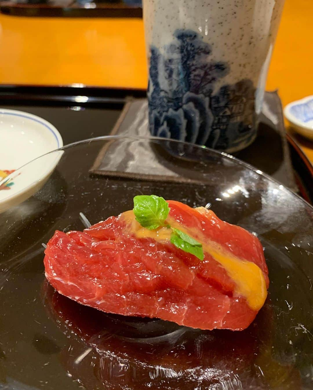 陽菜えみるさんのインスタグラム写真 - (陽菜えみるInstagram)「. 弾丸金沢🐟🍣 . . 大好きな鮨を食べに金沢へ😋 食べるのは一瞬で お腹に吸い込まれていきましたが 本当にお腹も心も満たされて 最高な時間だった❤️ . 鮨界のレジェンドである 88歳現役の大将が握って下さる 鮨は美味でした🥰😍 なかなか簡単に 来れるようなところではないけれど 今度はカウンターで 大将のお話し聞きながら食べたいな... 食べてる時間滞在時間より 行き帰りの方が長かったけど🚅 大満足でした☺️🙏✨✨ . . #石川県 #石川県旅行 #金沢 #金沢旅行  #日帰り旅行 #日帰りランチ #日帰り #お寿司ランチ #ランチ #贅沢ランチ たまにの #贅沢 #お寿司 #寿司 #鮨 #大好き #唸る #美味しさ #美味 #美味しいもの #美味しゅうございました #心も身体も満たされる #幸せ #笑う門には福来る #笑顔 #目がなくなる」8月8日 1時56分 - emiru_haruna