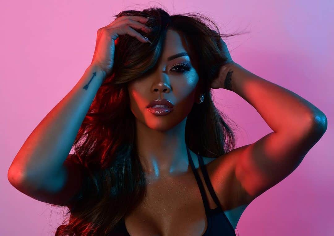 リアン Vのインスタグラム：「Follow @shoplianev if you’re a real one! 💜 Can’t wait to share what I’ve been working on! 🥰👀 📸: @_xavieralbert」