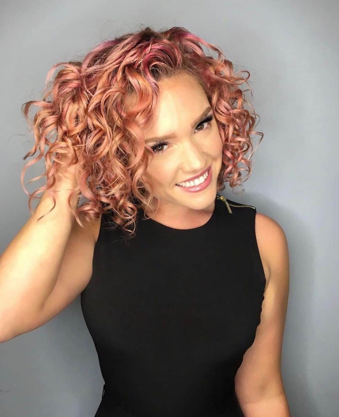 CosmoProf Beautyさんのインスタグラム写真 - (CosmoProf BeautyInstagram)「Poppin' curls of peachy perfection 🍑⁣ ⁣ Hair by @teriharveyhair from @Coronadobliss Salon who styled using @devacurlpro Original No Poo, One Condition, Frizz-Free Volumizing Foam and Styling Cream ➰⁣ ⁣ Buy a Devacurl No Poo Original and One Condition Original get the NEW Devacurl DevaFresh for FREE this month at #cosmoprofbeauty where you are #licensedtocreate⁣ ⁣ #repost #devacurlpro #texturedhair #peachhair #rosegoldhair #pastelhair #naturalcurlyhair #naturalcurls」8月8日 2時05分 - cosmoprofbeauty