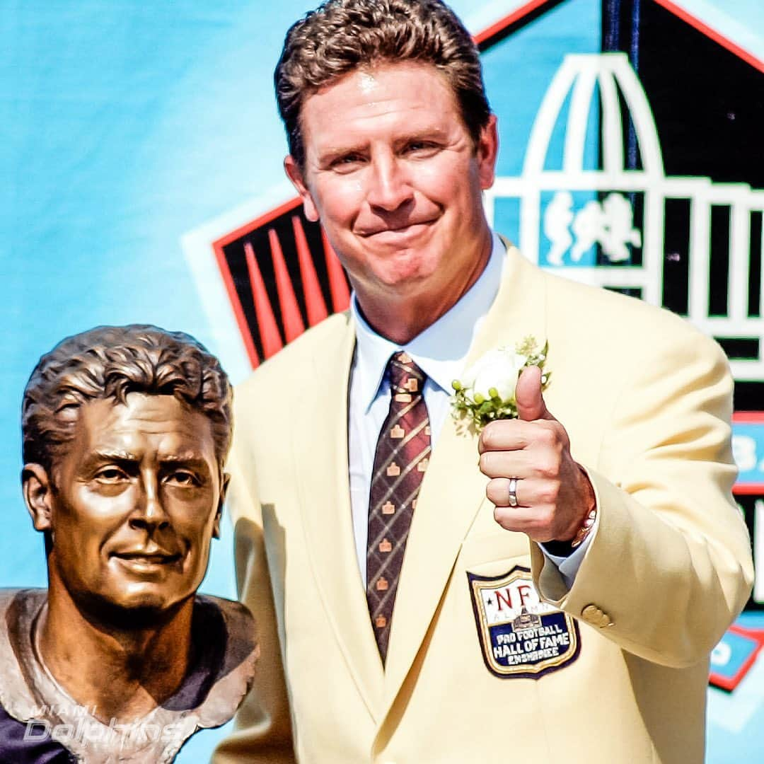 マイアミ・ドルフィンズさんのインスタグラム写真 - (マイアミ・ドルフィンズInstagram)「On this day in 2005, @dan13marino became the ninth former Dolphin to be inducted into the Pro Football Hall of Fame in Canton.」8月8日 2時17分 - miamidolphins