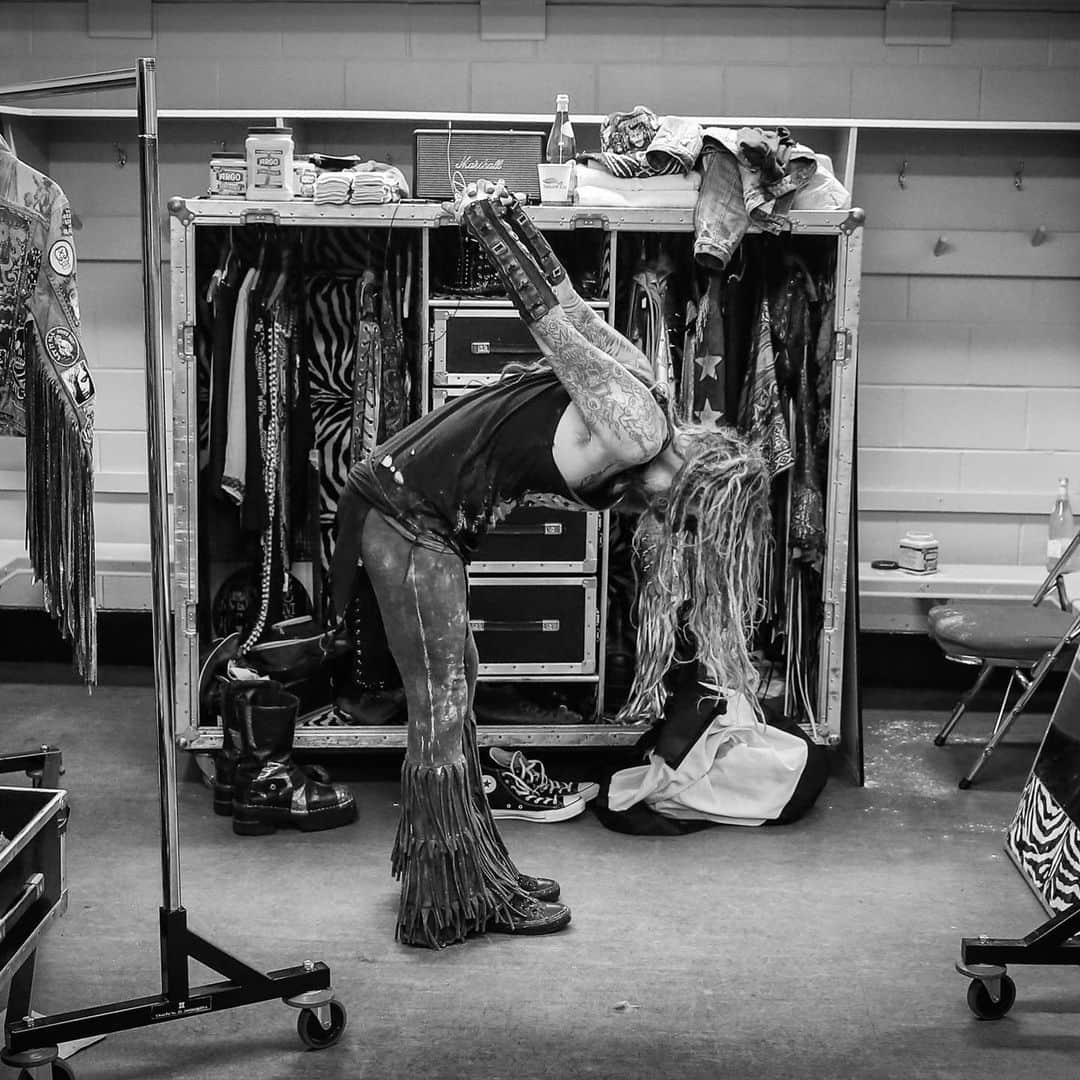 ロブ・ゾンビさんのインスタグラム写真 - (ロブ・ゾンビInstagram)「A quick stretch then it's showtime in Saskatoon! #robzombie #saskatoon #robfennphotography」8月8日 2時12分 - robzombieofficial