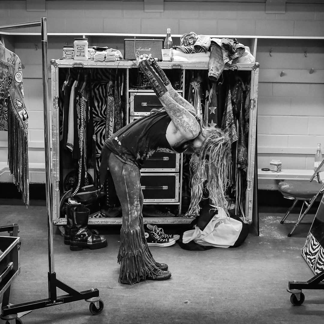 ロブ・ゾンビのインスタグラム：「A quick stretch then it's showtime in Saskatoon! #robzombie #saskatoon #robfennphotography」