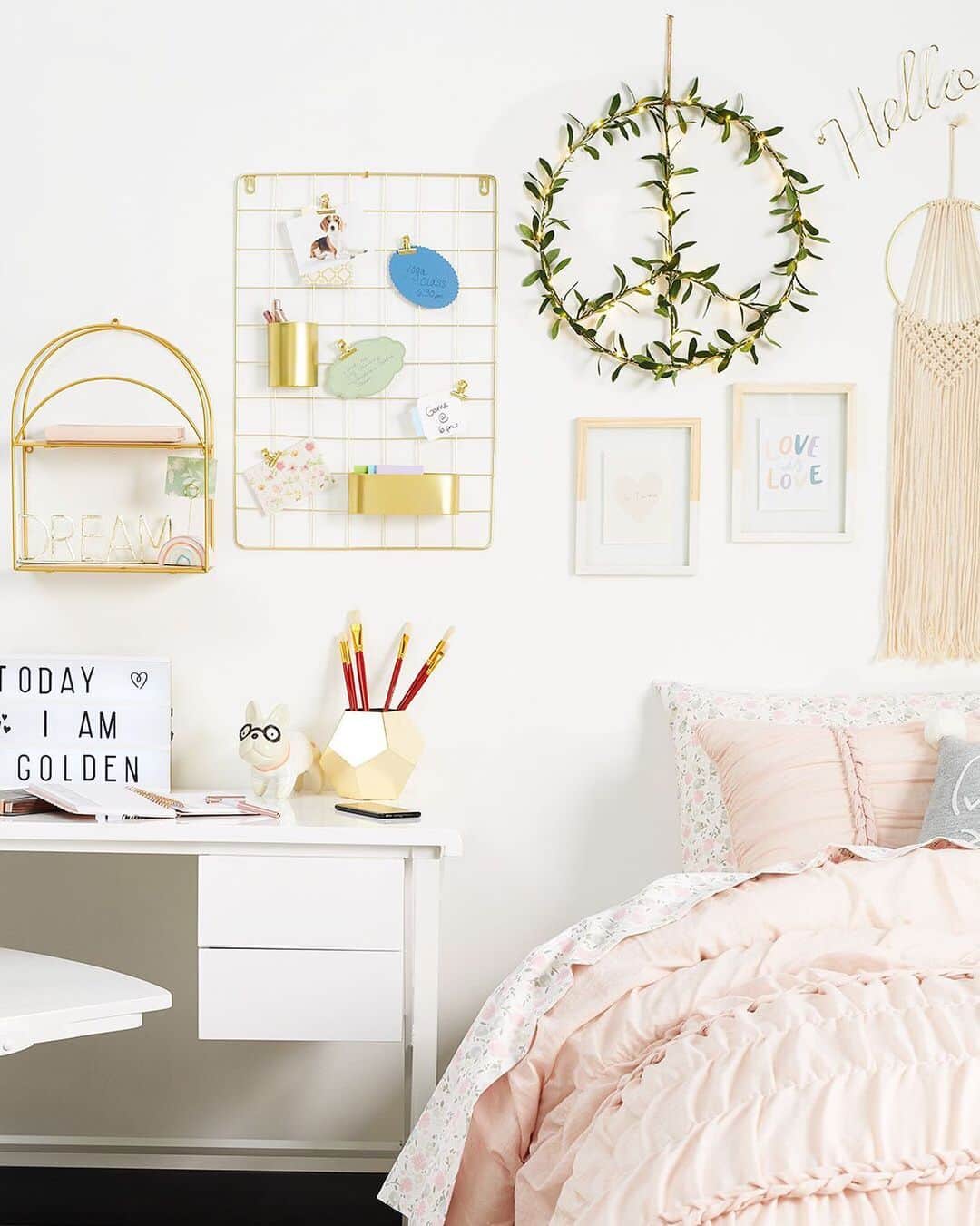 ロック&リパブリックのインスタグラム：「Say “✌🏼out” to your hometown and prep for a stylish (and cozy) dorm. Tap to shop decor. #Kohls」