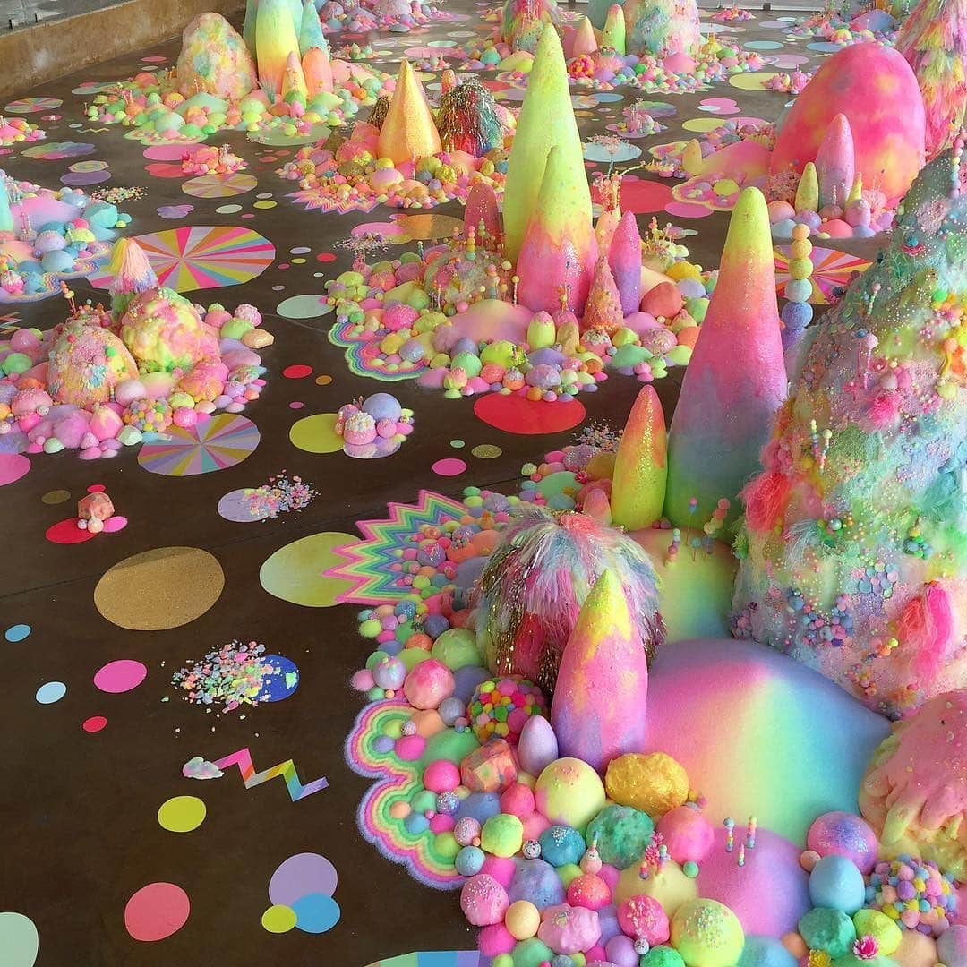 Instagramさんのインスタグラム写真 - (InstagramInstagram)「In her dreamscapes, Australian artist Tanya Schultz, better known as Pip & Pop (@pipnpop), uses an abundance of sweet and sparkly materials — including sugar! “Sugar is a beautiful material to work with," says Tanya. "It's sparkly and soft. It’s also the perfect medium to hold color, which is so intrinsic to my work.”⁣ ⁣ Photos by @pipnpop」8月8日 2時15分 - instagram