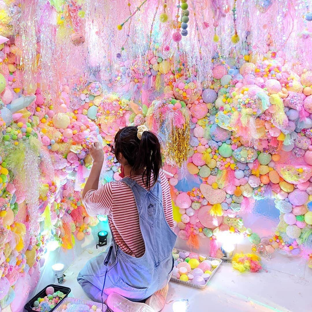 Instagramさんのインスタグラム写真 - (InstagramInstagram)「In her dreamscapes, Australian artist Tanya Schultz, better known as Pip & Pop (@pipnpop), uses an abundance of sweet and sparkly materials — including sugar! “Sugar is a beautiful material to work with," says Tanya. "It's sparkly and soft. It’s also the perfect medium to hold color, which is so intrinsic to my work.”⁣ ⁣ Photos by @pipnpop」8月8日 2時15分 - instagram