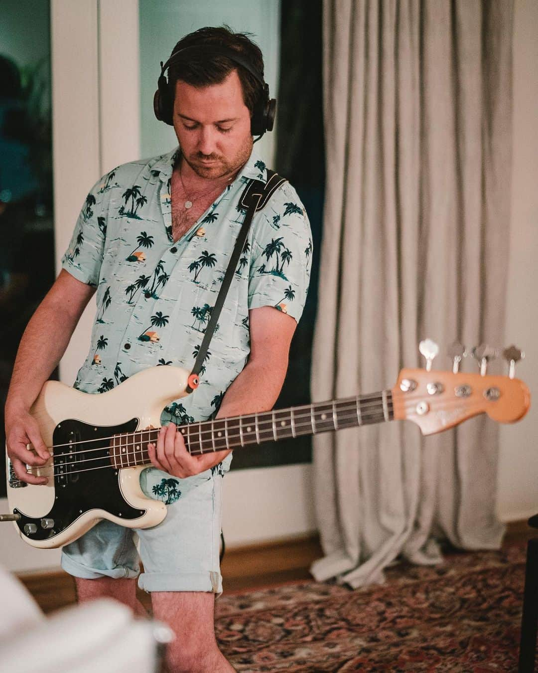 Simple Planさんのインスタグラム写真 - (Simple PlanInstagram)「A few great shots of David ripping some bass tracks last week in the studio. 🤘🏻⚡️🤘🏻 #spalbum6 📸: @goodguychady」8月8日 2時18分 - simpleplan