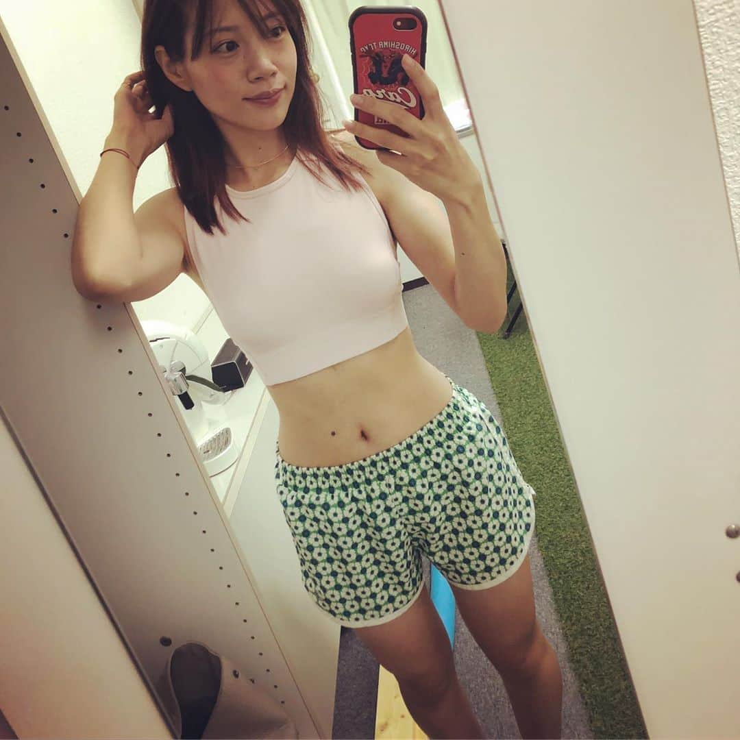 古田ちさこさんのインスタグラム写真 - (古田ちさこInstagram)「脇腹が治ってきたのでトレーニング復活💘 体づくりしていく中で下半身がずっと気になっていたので今回専門のところに初めて行ってみました✨ 📍下半身痩せ専門パーソナルトレーニングからだラボ 👨‍🏫 @lsp_ima 今村トレーナー ✨ もちろんトータルでトレーニングしてもらえるのですが難しい脚やせ、スタイルアップを実現しているトレーナーさん直々に色々と相談にのってもらえました⭐︎ かなりしっかりめにからだをチェックしてもらえるのですが、私は呼吸が浅いことを指摘されちゃった💦 呼吸と脚やせ、関係あるらしいよ❕ さらにくびれにはもっと関係あるんだそう💡 私の呼吸なら直せばウェスト2cmはすぐ細くなりますと断言され、半信半疑で呼吸を整える簡単なからだの動作を指示通りにした後、ウェストを測ったら-1cm、さらにもう少し動いたら-0.5cm細くなっていました。笑笑笑😂魔法かな笑 58cm切ったのは人生で初めて…💥 脂肪が減ったのではなく、内臓の位置や筋肉の張り？を正すと大体の人は細くなるそうです👀✨ でもこれ一度で継続はしないそうなのでしばらく続けて通ってみることにしました💡 食事もみてもらうことになったよ🎶 結果をちゃんと報告できるように頑張ります⭐︎ . #ダイエット #ヒップアップ #脚やせ  #パーソナルトレーニング #美尻 #からだラボ  #下半身痩せ専門 #pr #コラボベース  #筋トレ女子 #脚痩せ #足痩せ #脚やせ #筋トレ動画 #workoutgirl #fitnessgirl #トレーニングウェア」8月8日 2時54分 - chisakofuruta