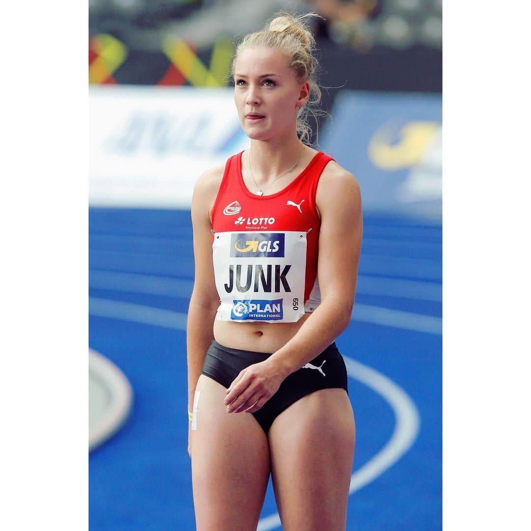 Sophia JUNKのインスタグラム：「Der kritische Blick zur Anzeigentafel🧐. ⠀⠀⠀⠀⠀⠀⠀⠀⠀⠀⠀⠀⠀⠀⠀⠀⠀⠀⠀⠀⠀⠀⠀⠀⠀⠀⠀⠀⠀⠀⠀⠀⠀⠀⠀⠀⠀⠀⠀⠀ Am vergangenen Wochenende verliefen meine ersten Deutschen Meisterschaften der Aktiven nach Plan: Platz 4 und Saisonbestleistung 🥳 ⠀⠀⠀⠀⠀⠀⠀⠀⠀⠀⠀⠀⠀⠀⠀⠀⠀⠀⠀⠀⠀⠀⠀⠀⠀⠀⠀⠀⠀⠀⠀⠀⠀⠀⠀⠀⠀⠀⠀⠀ Ich wurde oft gefragt, ob ich denn „nur“ mit Platz 4 zufrieden wäre. JA, ich bin damit super zufrieden. Die Konkurrenz ist einfach extrem stark zurzeit und die ersten drei Sprinterinnen sprinten auf einem völlig anderen Niveau. ⠀⠀⠀⠀⠀⠀⠀⠀⠀⠀⠀⠀⠀⠀⠀⠀⠀⠀⠀⠀⠀⠀⠀⠀⠀⠀⠀⠀⠀⠀⠀⠀⠀⠀⠀⠀⠀⠀⠀⠀ Das Ziel ist natürlich für die Zukunft, sich ein gleiches Niveau anzueignen😌. Besonders im Hinblick auf die schwerwiegende Verletzung im Januar, bin ich jetzt einfach nur glücklich, dass ich überhaupt in der Lage war zu sprinten und nah an meine persönliche Bestzeit zu rennen. ⠀⠀⠀⠀⠀⠀⠀⠀⠀⠀⠀⠀⠀⠀⠀⠀⠀⠀⠀⠀⠀⠀⠀⠀⠀⠀⠀⠀⠀⠀⠀⠀⠀⠀⠀⠀⠀⠀⠀⠀ Ich bedanke mich bei allen, die mich bedingungslos unterstützen und immer hinter mir stehen. Für mich stehen jetzt zwei Wochen Urlaub und Erholung an🌴🌞. Danach werde ich bei den Deutschen Polizeimeisterschaften und beim ISTAF an den Start gehen. ⠀⠀⠀⠀⠀⠀⠀⠀⠀⠀⠀⠀⠀⠀⠀⠀⠀⠀⠀⠀⠀⠀⠀⠀⠀⠀⠀⠀⠀⠀⠀⠀⠀⠀⠀⠀⠀⠀⠀⠀ In der Zwischenzeit werden dann Pläne für das nächste Jahr geschmiedet. Es steht ein Großereignis an: Olympia. Auch wenn die Konkurrenz hoch ist und das Ziel fern: ein Versuch ist es wert. ⠀⠀⠀⠀⠀⠀⠀⠀⠀⠀⠀⠀⠀⠀⠀⠀⠀⠀⠀⠀⠀⠀⠀⠀ ⠀⠀⠀⠀⠀⠀⠀⠀⠀⠀⠀⠀⠀⠀⠀⠀⠀⠀⠀⠀⠀⠀⠀⠀⠀⠀⠀⠀⠀⠀⠀⠀⠀⠀⠀⠀⠀⠀⠀⠀⠀⠀⠀⠀⠀⠀⠀⠀⠀⠀ ⠀⠀⠀📸: @beautifulsports ⠀⠀⠀⠀⠀⠀⠀⠀ #trackandfield #trackgirl #puma #pumaathlete #happyme #baliiscalling #gipfelstürmer #motivation #sport #thankful #spitzensportförderungrheinlandpfalz #teamrlp *ad」