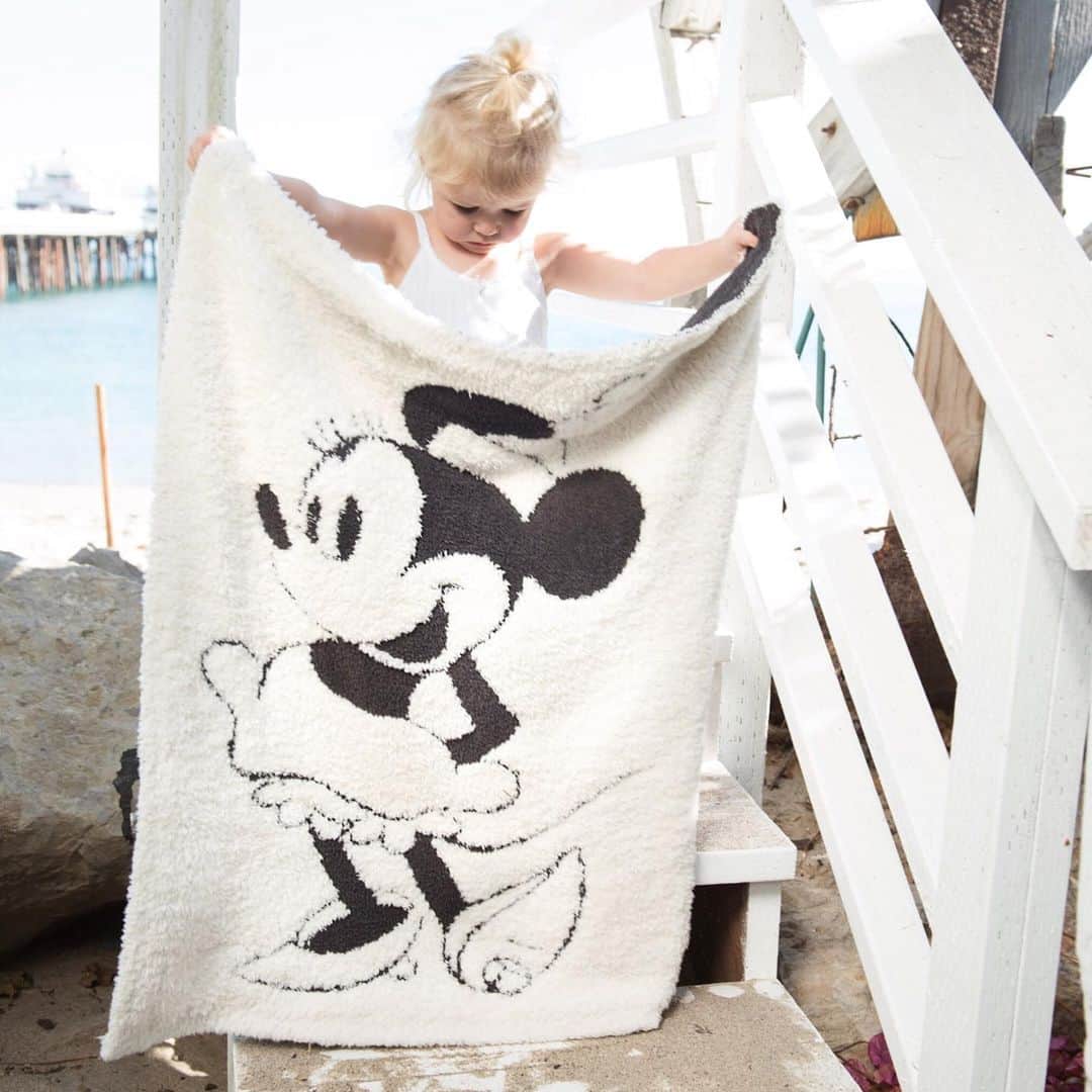 ベアフットドリームスさんのインスタグラム写真 - (ベアフットドリームスInstagram)「Looking for a magical gift? The Cozychic Classic Disney Minnie & Mickey Mouse Baby Blanket might just be the perfect blanket ✨ #barefootdreams #disneyxbarefootdreams」8月8日 2時55分 - barefootdreams