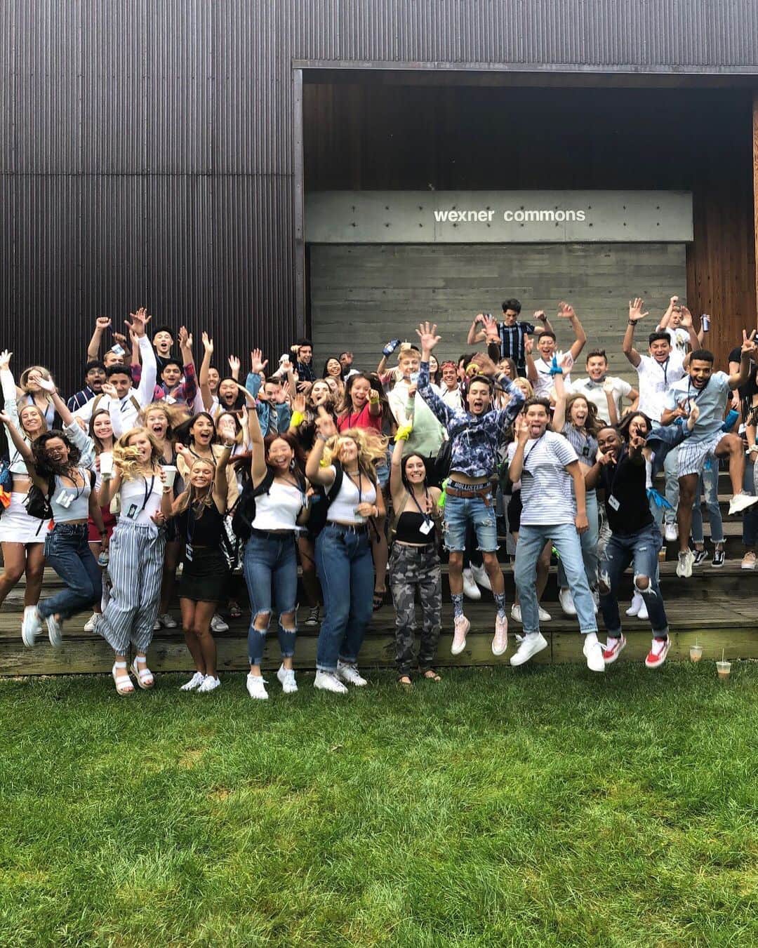 Hollister Co.さんのインスタグラム写真 - (Hollister Co.Instagram)「HCON is in full swing & we're here for it. Say 👋 to your new brand agents! #HollisterCollective」8月8日 3時01分 - hollister