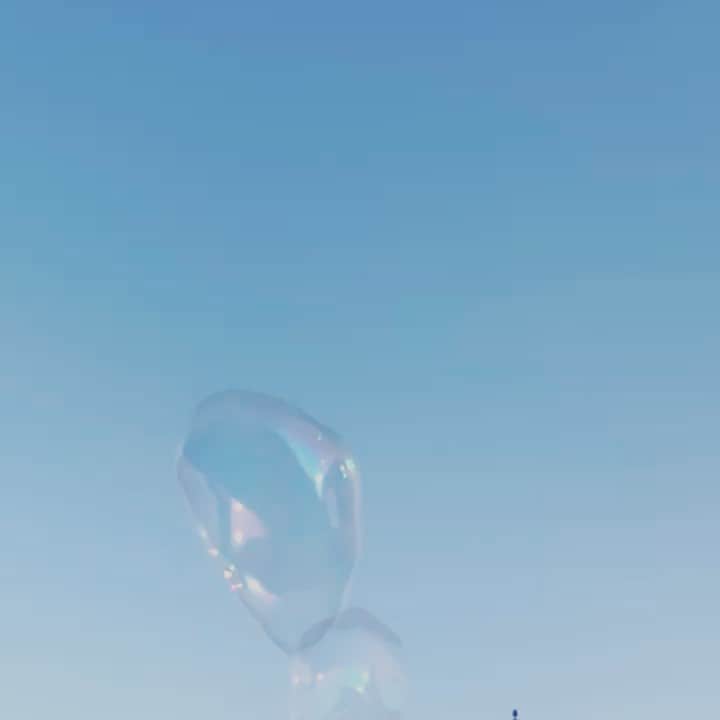 メリッサ・ラウシュのインスタグラム：「Sending big bubbles of love today to all who need it...and even if you don’t need it, I’m sending it to you anyway because maybe you don’t know you need it....so just take it, okay?!?!?」