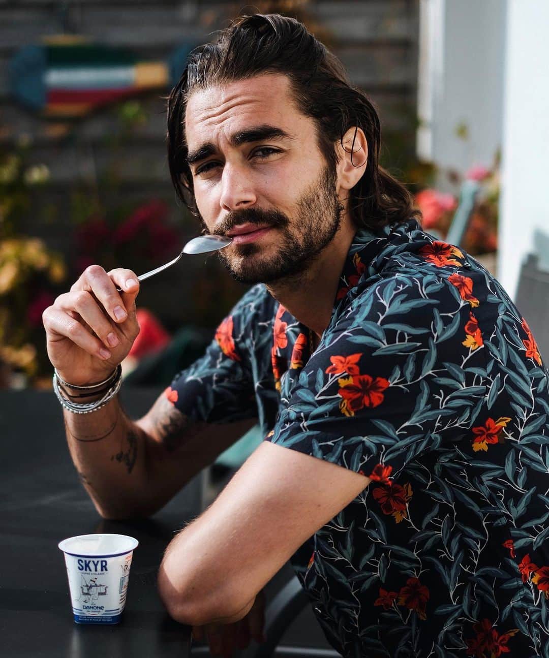 NICOLAS SIMOESのインスタグラム：「Little snack before the beach 🏝😋 #Skyr #DanoneDuMonde En partenariat avec @danoneyaourt 🍴」