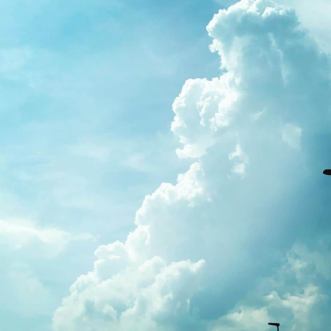 葛巻舞香さんのインスタグラム写真 - (葛巻舞香Instagram)「Gigantic columns of clouds rose in the summer sky.  #入道雲 #空 #雲 #夏空 #もくもく #夏雲 #猛暑日 #36度 #みるみるうちに #大きくなりました」8月8日 13時53分 - maika.kzm