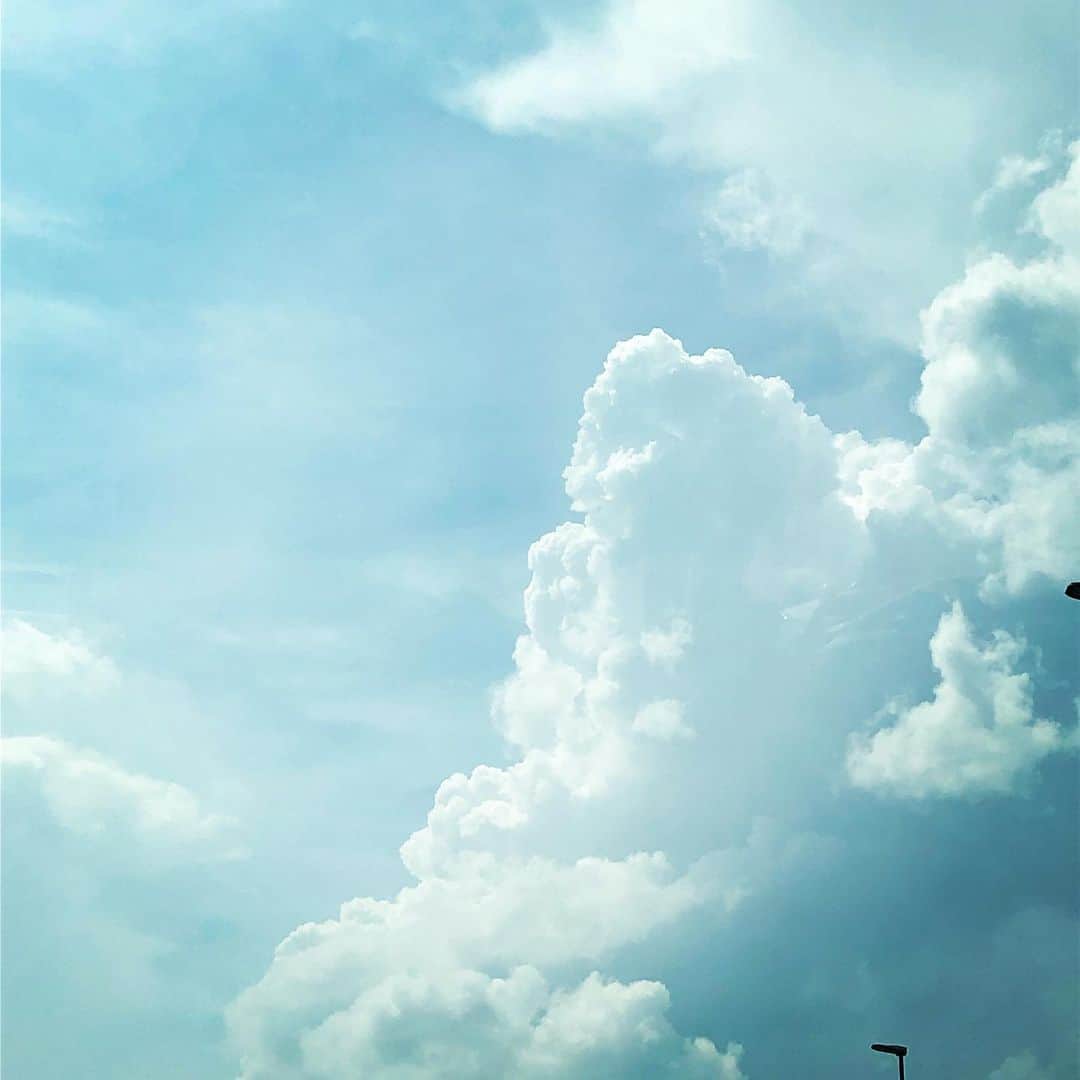 葛巻舞香さんのインスタグラム写真 - (葛巻舞香Instagram)「Gigantic columns of clouds rose in the summer sky.  #入道雲 #空 #雲 #夏空 #もくもく #夏雲 #猛暑日 #36度 #みるみるうちに #大きくなりました」8月8日 13時53分 - maika.kzm