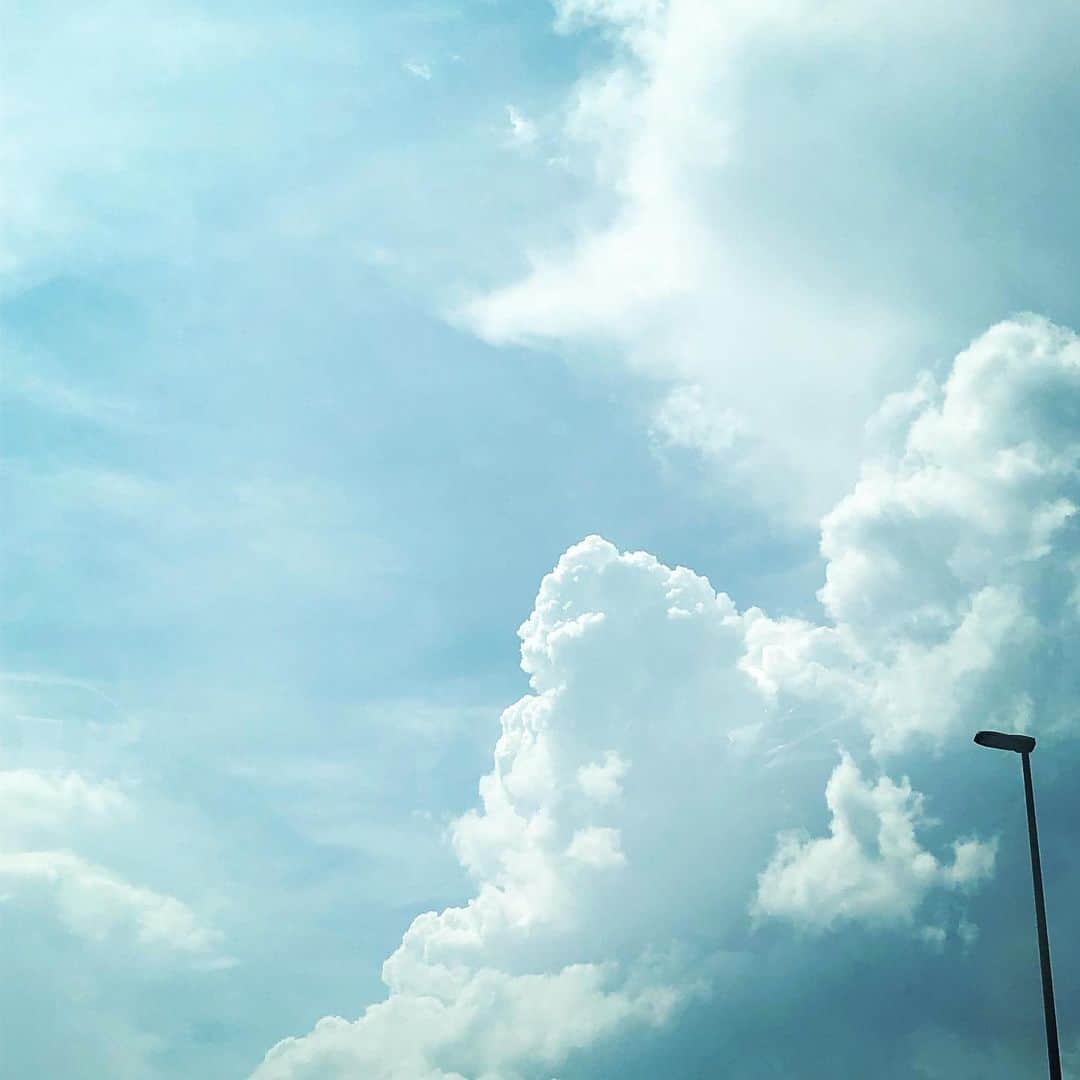 葛巻舞香さんのインスタグラム写真 - (葛巻舞香Instagram)「Gigantic columns of clouds rose in the summer sky.  #入道雲 #空 #雲 #夏空 #もくもく #夏雲 #猛暑日 #36度 #みるみるうちに #大きくなりました」8月8日 13時53分 - maika.kzm