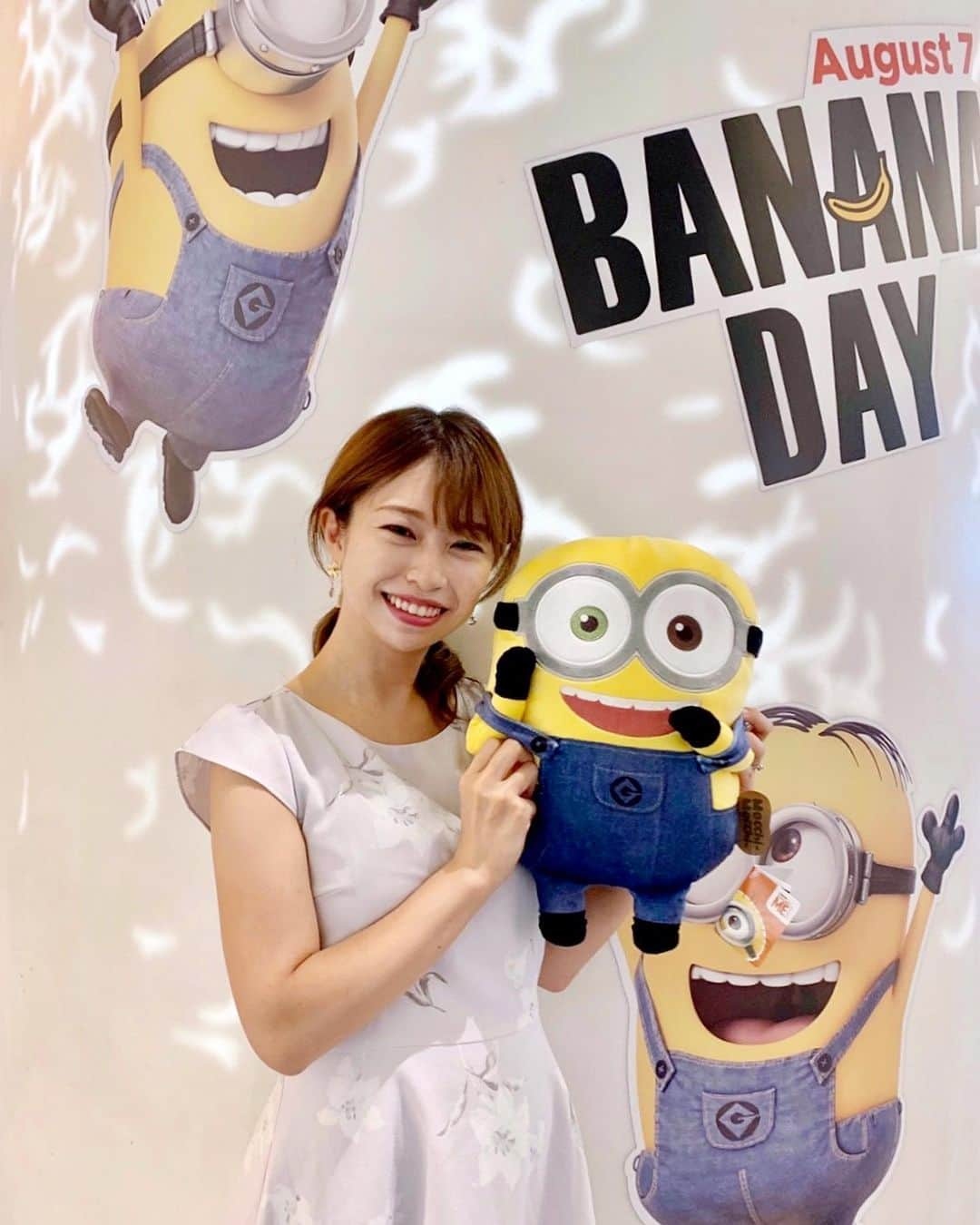 こままりえさんのインスタグラム写真 - (こままりえInstagram)「✴︎ MinionBananaDay🍌 . きのう8月7日は #バナナの日 🍌 そしてバナナ好きのミニオンたちと #ミニオンバナナデイ で 一緒に盛り上がっちゃいました☺️🍌 . 有楽町マルイのポップアップショップは #ミニオン好き にはたまらない空間✨ とにかく可愛すぎる〜😍 #限定缶バッチ もゲットして 可愛い写真も撮れて大満足💓💓 .  #MinionBananaDay #Minion #BananaDay #プロモーション #有楽町マルイ #怪盗グルー #ミニオン #ミニオンズ #ミニオンズ大好き #バナナデイ #バナナ #バナナ好き #缶バッチ #ポップアップショップ #ペット #ペット2 #ユニバ #USJ」8月8日 13時54分 - komamarie