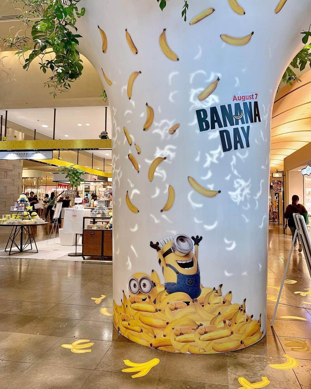 こままりえさんのインスタグラム写真 - (こままりえInstagram)「✴︎ MinionBananaDay🍌 . きのう8月7日は #バナナの日 🍌 そしてバナナ好きのミニオンたちと #ミニオンバナナデイ で 一緒に盛り上がっちゃいました☺️🍌 . 有楽町マルイのポップアップショップは #ミニオン好き にはたまらない空間✨ とにかく可愛すぎる〜😍 #限定缶バッチ もゲットして 可愛い写真も撮れて大満足💓💓 .  #MinionBananaDay #Minion #BananaDay #プロモーション #有楽町マルイ #怪盗グルー #ミニオン #ミニオンズ #ミニオンズ大好き #バナナデイ #バナナ #バナナ好き #缶バッチ #ポップアップショップ #ペット #ペット2 #ユニバ #USJ」8月8日 13時54分 - komamarie