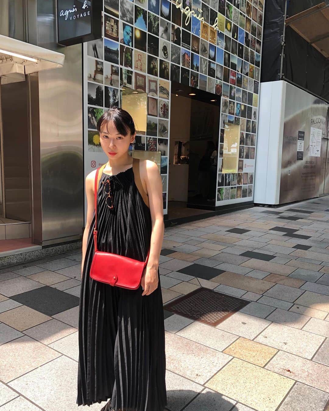 のインスタグラム：「アニエスベーボヤージュショップへ🎈 外観が凄く可愛い。写真1枚1枚綺麗だったよ。 “un sac pour toutes...!” （すべての働く人のためのバッグ！）シリーズのariane(アリアンヌ)をgetしました❤️1枚仕立てのナチュラルレザーを使用しているみたいです。 赤だけど、上品な色味なのでコーディネートの邪魔をしない所も素敵です。  アニエスベーボヤージュショップではパリの街角が浮かび上がるARインスタレーション体験ができるキャンペーンを行っていて、鏡で撮ると誰かと居なくてもお洒落な写真が撮れるから一人でショッピングしても楽しいよ💕 しかも自撮りも出来ちゃう🤳 店内にある2ヶ所以上のQRコードをみつけて、撮影するとオリジナル缶バッチが貰えちゃうの。  9月10日までやっているみたいなので皆さんも是非🥰  #agnesb  #agnesbvoyage #pr #gosaki #me #アニエスべー @agnesb_officiel」