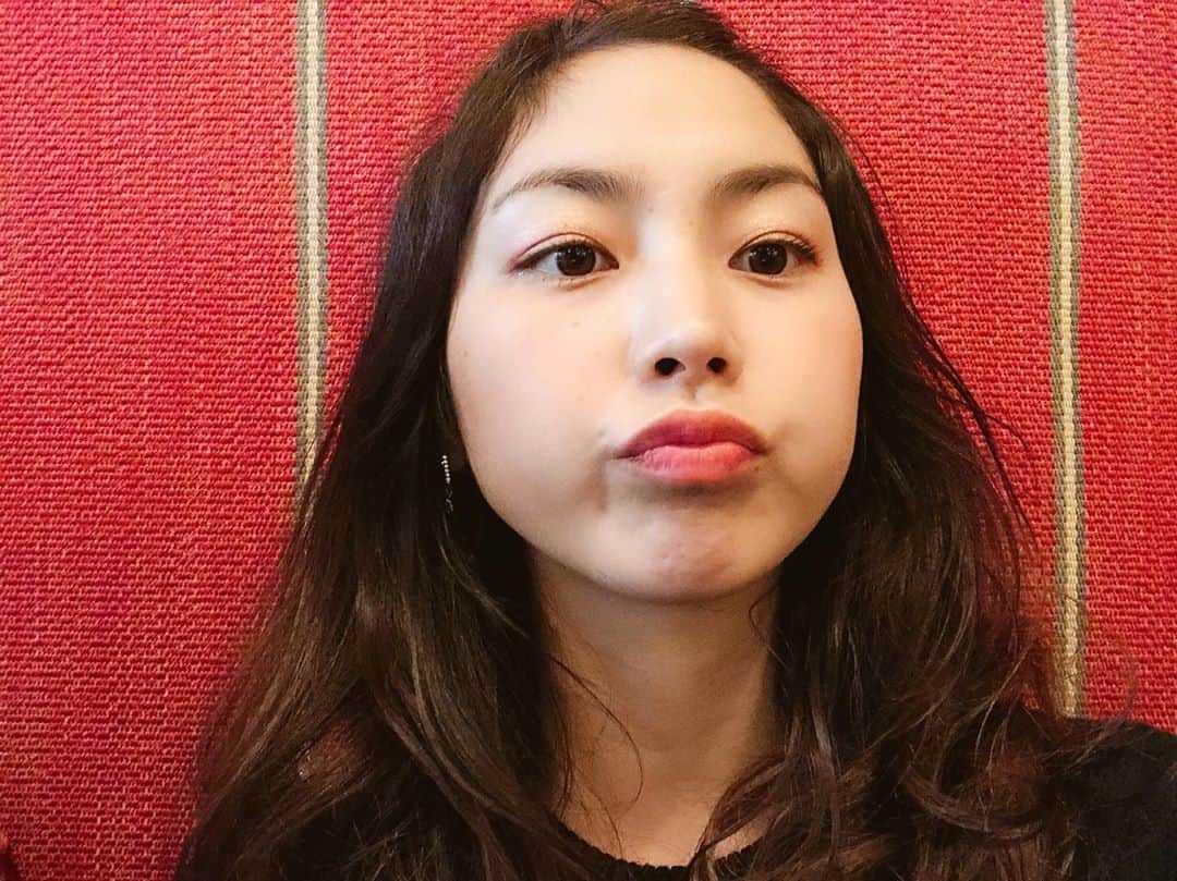 尾島知佳のインスタグラム：「cafe  now ☕️ ファンデーション、家（日本）に忘れてきて😢こっちで買ったら微妙だった(´；Д；`) 家探し、苦戦中………。 今日見た家すごい綺麗だったけど、ちょっと高すぎ。でも決まったらそこかな😶頑張って働くぞ！」