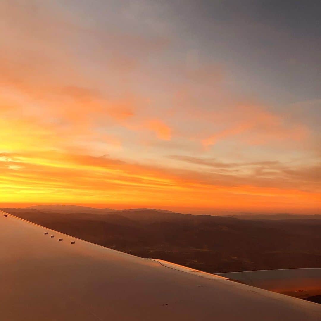 マキ・コニクソンさんのインスタグラム写真 - (マキ・コニクソンInstagram)「機内から見えるLA上空の夕陽。綺麗だなぁ…… うっとりしちゃう。😍 短い滞在だったけど無駄がなく充実してた！残りの夏はハワイにいよっと！🤗 #夕焼け空のおすそ分け🤙🏼」8月8日 12時26分 - makikonikson