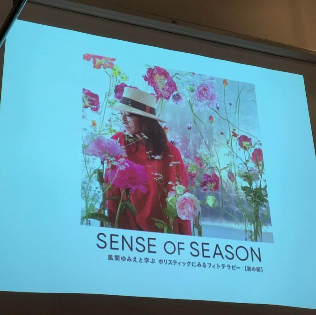 風間ゆみえさんのインスタグラム写真 - (風間ゆみえInstagram)「『SENCE OF SEASON』 フィトセラピーセミナー 第1回目 "夏" 8月5日の月曜日、昼の部、夕暮れの部ともに無事終了しました🙏✨ 受講下さった皆様、 ありがとうございました🙇🏻🙇🏻🙇🏻 ✨  そして、このセミナーをスタートさせるのに、私の背中を勢いよく(笑)押してくれた、会場に使わせていただいた「Ones Jingumae」のオーナー @noeokamoto ノエさん、Onesのスタッフの皆様、ありがとうございました🙇🏻✨ . . フィトテラピーのセミナーに嬉しい発酵食の韓国精進弁当を作ってくれたキムケンゾウ氏、オリエンタルベジキムチ、最高でした‼︎またすぐに食べたい‼︎ . . パリの薬草薬局(エルボリステリ)で働く薬剤師で植物療法士のゴロワーズかおりさん @galloisekaorie (昼の部)、我が恩師で、ルボアフィトテラピースクール代表の森田敦子先生 @atsuko1705 (夜の部) 、心強く在ることが出来ました‼︎ 本当にありがとうございました🙇🏻✨ 副代表の南上夕佳さん @yuka_nanjo 、友人で、まいこホリスティック スキン クリニック院長のまいこ先生 @maiko_holistic_skin_clinic も、セミナーに参加して下さり、温かく見守っていただきました☺️🙏✨ありがとう‼︎ . . 今回のセミナーを一緒に作り上げてくれた、スクールの同級生で卒業後も、フィトテラピーの日常のセルフケアを広めていこう、フィトテラピーで笑顔を増やして行きたい‼︎ という志しのもと仲良くさせてもらっている植物療法士の佐藤美和さん @satomiwa1110  にも、本当に感謝の言葉しか出てこないほど… いつも明るくて、前向きで、面白くて、そんな彼女の協力、支えあって今回、セミナーをスタートすることが出来ました😭✨✨✨ 本当に、こころからありがとう‼︎ . 同じく同級生で、久しぶりに会う高木あゆみさんもお手伝いにと駆けつけてくれて😭✨✨本当に感謝です。  皆さんには、何度お礼を言っても感謝の気持ちが溢れてとまりませんが、また、第2回目"秋" (10月14日予定) に向けて、さらに経験と学び、知識を増やしてより良いセミナーにしていきたいと思います🙇🏻🙏✨✨✨✨✨✨✨」8月8日 12時26分 - yumie_kazama