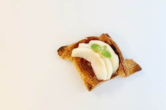 Fashion Headlineのインスタグラム：「【今週のパン】 「KIBIYAベーカリー」 ・ 数ある鎌倉のパン屋の中でも、一際人気のパン屋「キビヤベーカリー」。8月13日まで限定出店中の伊勢丹新宿店では、限定パンも登場🥐  詳しくは @fashionheadlinejpnのサイトよりチェック! ・ ・ #今週のパン #パン #パン屋 #ベーカリー #kibiyaベーカリー #キビヤベーカリー #鎌倉 #食パン #デニッシュ #天然酵母 #天然酵母パン #伊勢丹 #新宿 #新宿伊勢丹 #グルメ」