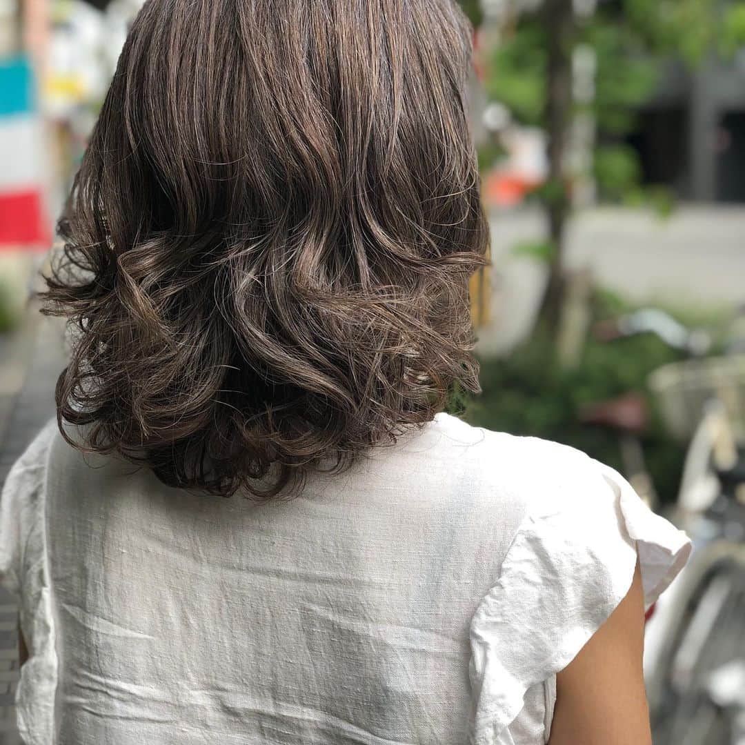 【北堀江・美容室 peaks hair】のインスタグラム：「シルバーアッシュグレイ✂️✂️ イルミナカラーで透明感もでておすすめです✨✨ スタイリスト  堀口  #peakshair #ピークスヘアー#堀江#北堀江#美容室##Instahair#hairstyle#Instafashion#イルミナカラー#小顔#美意識#おしゃれな人と繋がりたい#おしゃれ#お洒落#ヘアアレンジ#ヘアスタイル」