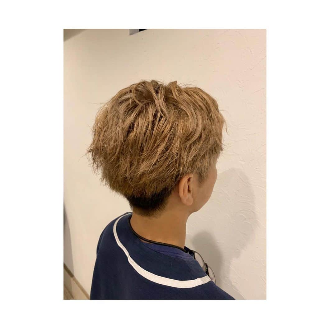 Dcolorさんのインスタグラム写真 - (DcolorInstagram)「夏本番はベージュカラーで決まり🍍 ブリーチ必須です☆ . Hair D-color 東京都港区麻布十番2-19-8 03-3798-2323 . 平日 / 土曜 11:00〜21:00 日曜 / 祝日 11:00〜19:00 . my instagram ↓ @dcolor_miku . . #港区 #麻布十番  #美容室 #ディーカラー #スタイリスト#dcolorメンズ #メンズヘア  #メンズパーマ #メンズカット #メンズカラー #メンズ髪型 #メンズショート #メンズセット #ツーブロック #ツイストパーマ #ツイストスパイラル #フェードカット #フェードスタイル #mikudcolor#ベージュカラー #夏カラー」8月8日 12時43分 - hairdcolor