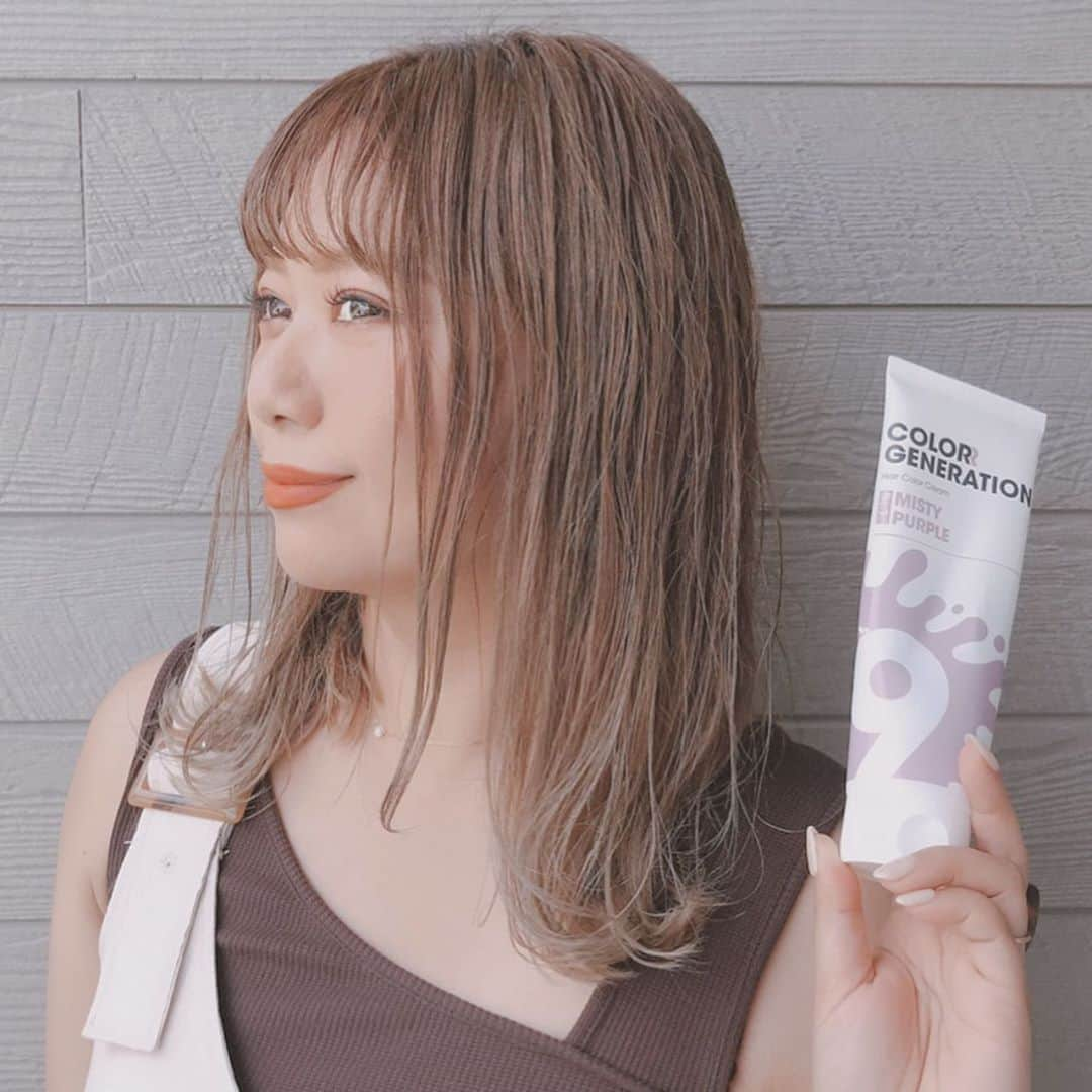 mmmaaakkkiiikkkoooさんのインスタグラム写真 - (mmmaaakkkiiikkkoooInstagram)「@cg_haircolor の カラージェネレーションを手に入れたよ💕 シャンプーの後に塗るだけで 簡単に髪色チェンジできるんだって❤️ トリートメント成分がたっぷりだから仕上がりがサラサラになるみたい✨ 毎日のトリートメントとして使えちゃうし、 1,480円で150gだからコスパもすごくいいよね💕 カラー剤特有の匂いもなくて フローラルのいい香り💐 私は 9番のミスティパープルに💕 たくさんカラーが あったので @cg_haircolor みてみてね💕 。 。 。 。 #カラジェネ　#カラージェネレーション　#colorrgeneration　#ヘアカラー　#カラーヘアクリーム#カラートリートメント　#インナーカラー#pr #ママコーデ#ママファッション#大人可愛い#大人カジュアル#カジュアルコーデ#シンプルコーデ #着回しコーデ#お洒落な人と繋がりたい#しまむら#ハンドメイドピアス#mamagirl#ハンドメイドアクセサリー#instagood#nail#セルフネイル #ヘアスタイル#ヘアアレンジ」8月8日 12時44分 - mmmaaakkkiiikkkooo