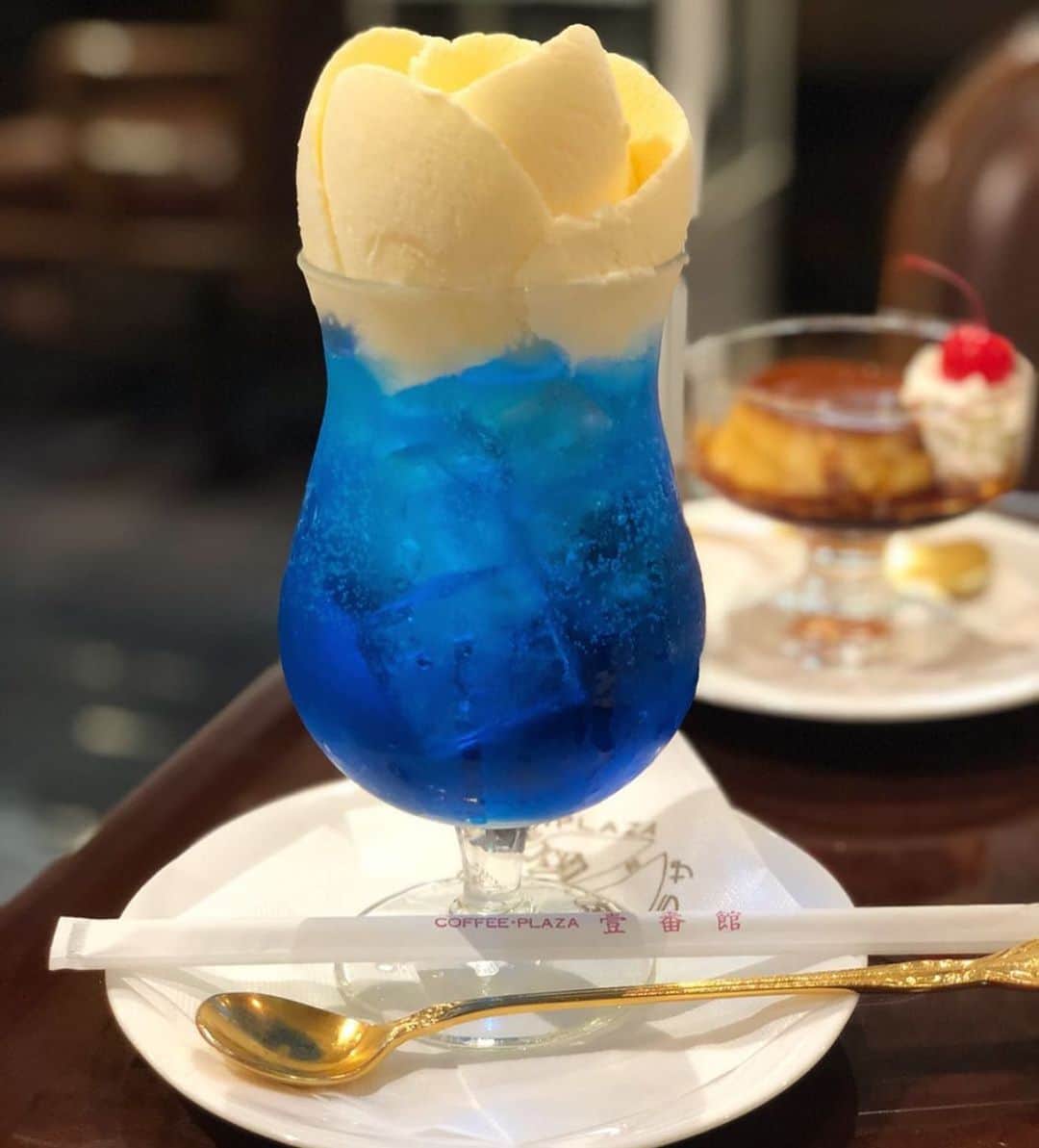 RETRIP<リトリップ>グルメさんのインスタグラム写真 - (RETRIP<リトリップ>グルメInstagram)「【RETRIP×千葉】 こちらは千葉県柏にある「コーヒープラザ 壹番館」です。こちらのお店のクリームソーダは、綺麗なブルーのソーダの上に、薔薇のアイスクリームがのっていてとても綺麗です。他にも、プリンアラモードのメニューも人気ですよ。 . RETRIPでは「おでかけ」に関する様々な情報を発信しています。ぜひ他のアカウントもチェックしてください！ @retrip_osaka_ 大阪のおでかけグルメスポットを紹介 @retrip_nagoya_ 名古屋の話題のカフェを紹介 @retrip_kyoto_ 京都のおでかけスポットを紹介 @retrip_fukuoka_ 福岡のおでかけグルメスポットを紹介 @retrip_hokkaido_ 北海道のおでかけスポットを紹介 @retrip_korea_ 韓国の話題のカフェを紹介 @retrip_dinner 全国の話題のごはんを紹介 @retrip_news 最新のおでかけ情報を紹介 @retrip_nippon 日本の絶景を紹介 @retrip_global 海外の絶景を紹介 @retrip_gourmet 全国の話題のスイーツを紹介 @retrip_cafe 全国のおしゃれなカフェを紹介 . ▼RETRIP[リトリップ]のアプリは AppStore、GooglePlay「リトリップ」で検索！ プロフィールのURLからもダウンロードできます。 . photo by @maria19970121 . . #retrip #retrip_mo #retrip_gourmet #retrip_sweets #RETRIP #リトリップ #retrip_chiba #千葉 #柏 #千葉カフェ #柏カフェ #千葉グルメ #千葉スイーツ #おしゃカフェ #お洒落 #オシャレ #オシャレカフェ #クリームソーダ #アイスクリーム #薔薇 #バラ #コーヒープラザ壹番館 #cofeeplaza」8月8日 12時45分 - retrip_gourmet