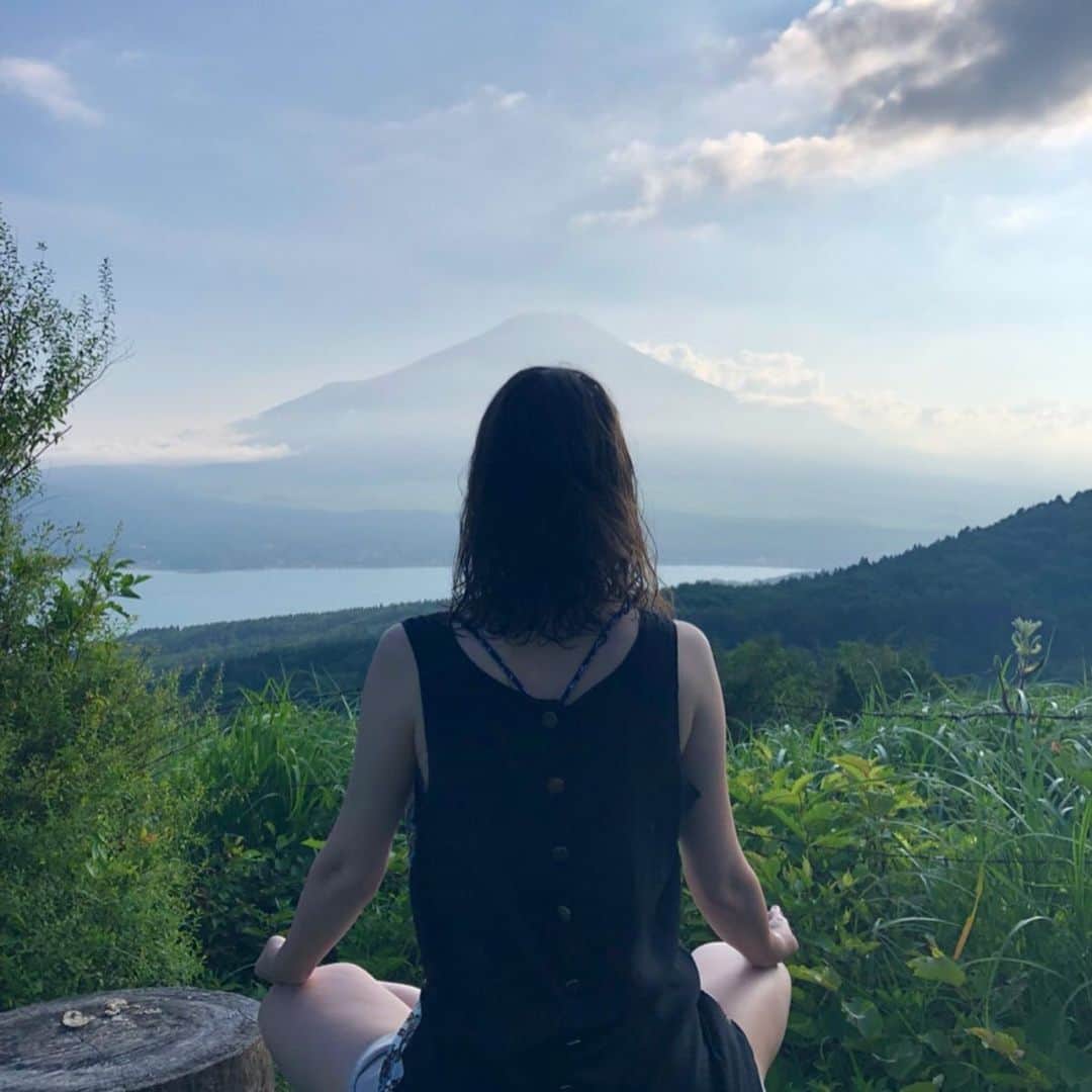 千葉アリサさんのインスタグラム写真 - (千葉アリサInstagram)「夏の富士山さんと、こんなにも近くで  向き合うように 過ごせたのは初めて✨  なだらかな末広がりのシルエット美、雄大な存在感に 瞬間ごと 眺めていると、心も穏やかに 広がっていく。  何かを 頑張らな！ってそこだけみて、固執して力んでると視野が狭く、独りよがりになって 苦しくなっちゃっう。  いつしかギュッと握りしめていたことに気づいて そっか。まぁええか〜 と委ねる。手放すってそういうことや思う☺️ 諦めるとか投げやりとかでなくて、納得して流す。持ち方の話。 「足るを知る」という言葉もドーンと受け取った。ないもの、嫌なことを数えるより 感謝できることを数える方がいい。不安やらより まずは先に感謝。  そうすると 心が循環しだす。しこりがほぐれてリラックスできると直感も受け取りやすくなる。今回 仲間と遭遇できたミラクル続きにも 太鼓判押された感じ💮  何事も、 力んで抵抗しないこと、泳ぐ時と同じやね。  みえていても いなくても、富士山はいつもいてくれて 日本の心を包んでいるね。究極の美と癒しと活きているエネルギーで♡ この国に生まれ育ってよかった🙏  #末広がりの日 #無限の日 #富士山  #mtfuj #vibes #mostbeautifulmountain  #足るを知る　#日々の中にあるキラリ #ありがたや」8月8日 12時48分 - alyssamarianne
